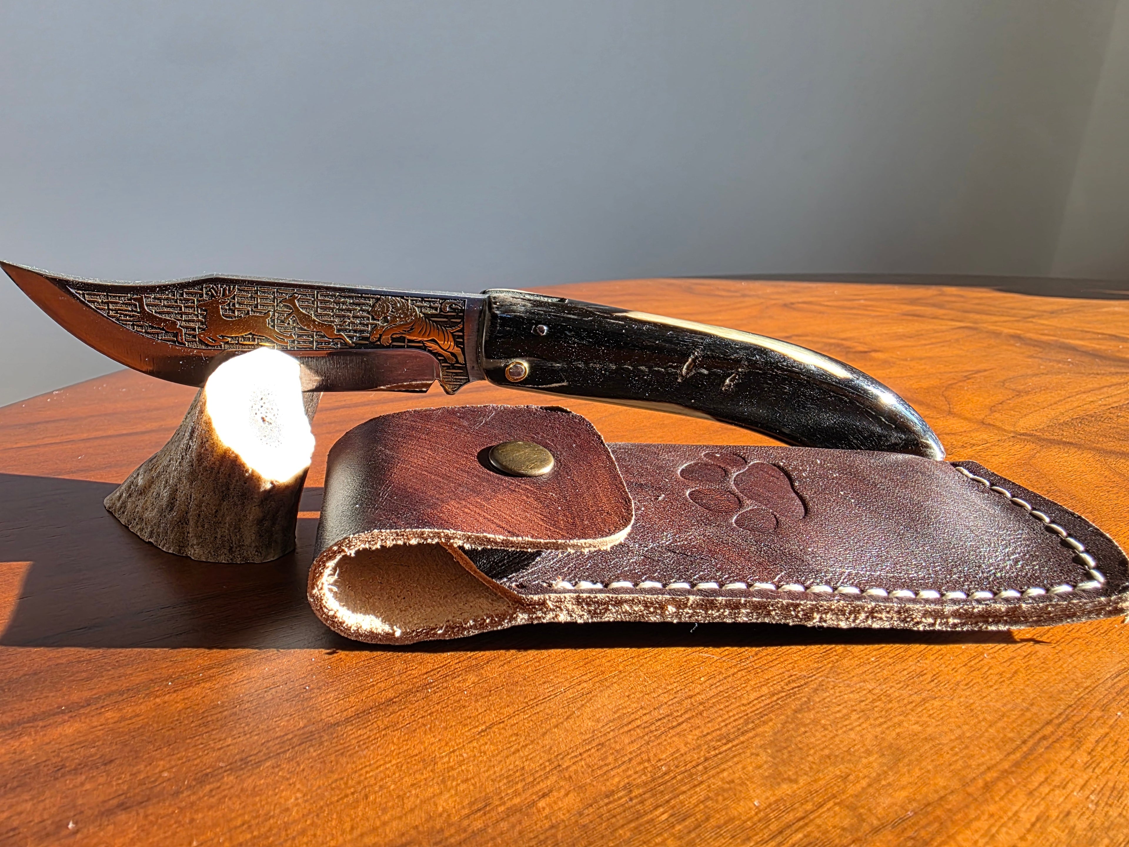 Taschenmesser SIVAS Slipjoint Gold verzierte Gravur auf beiden Seiten Löwe+Reh inkl. Lederetui