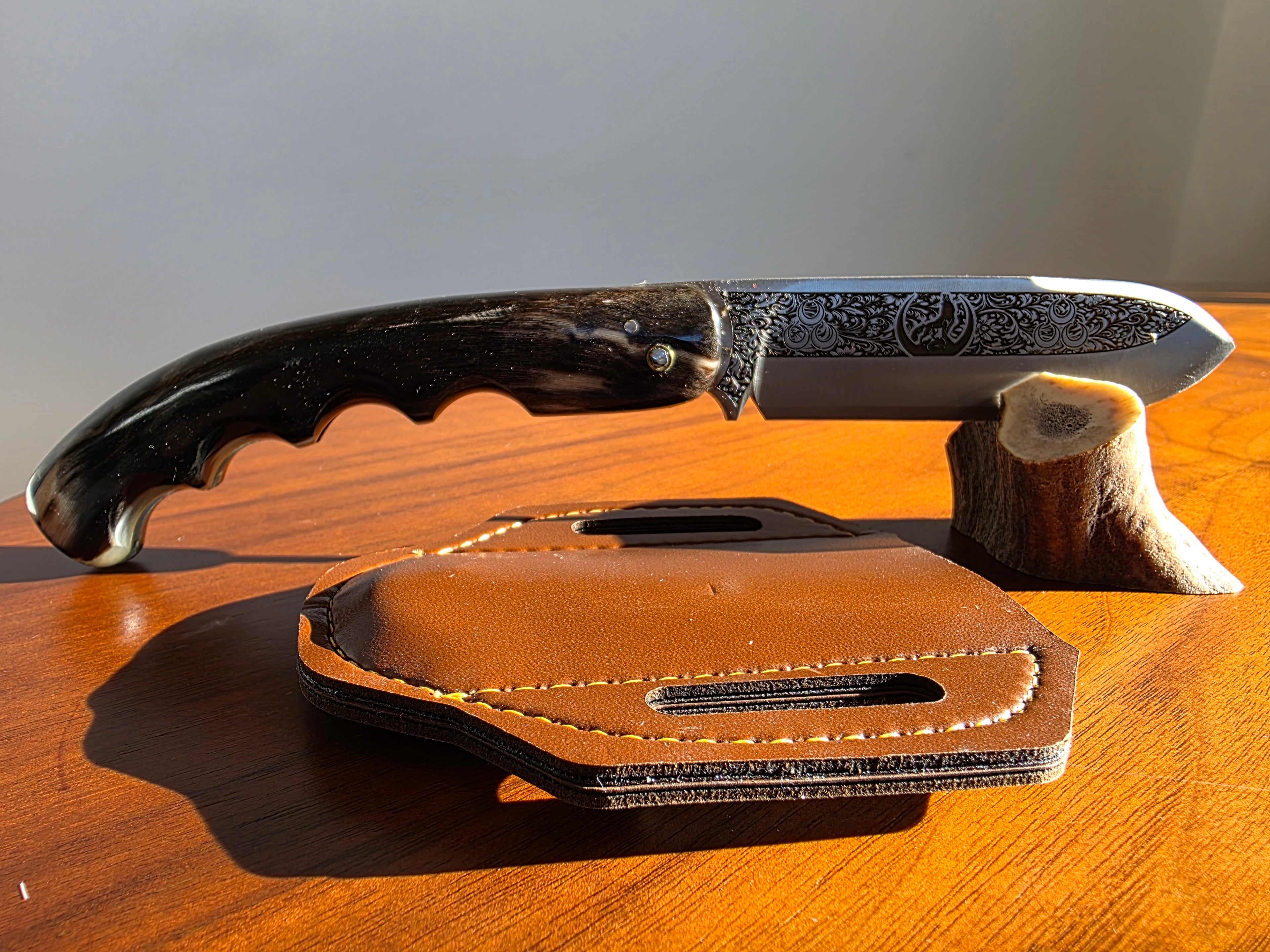 Taschenmesser SIVAS Slipjoint Wolf Gravur auf einer Seite auf der anderen Seite MHP schrift inkl. Lederetui