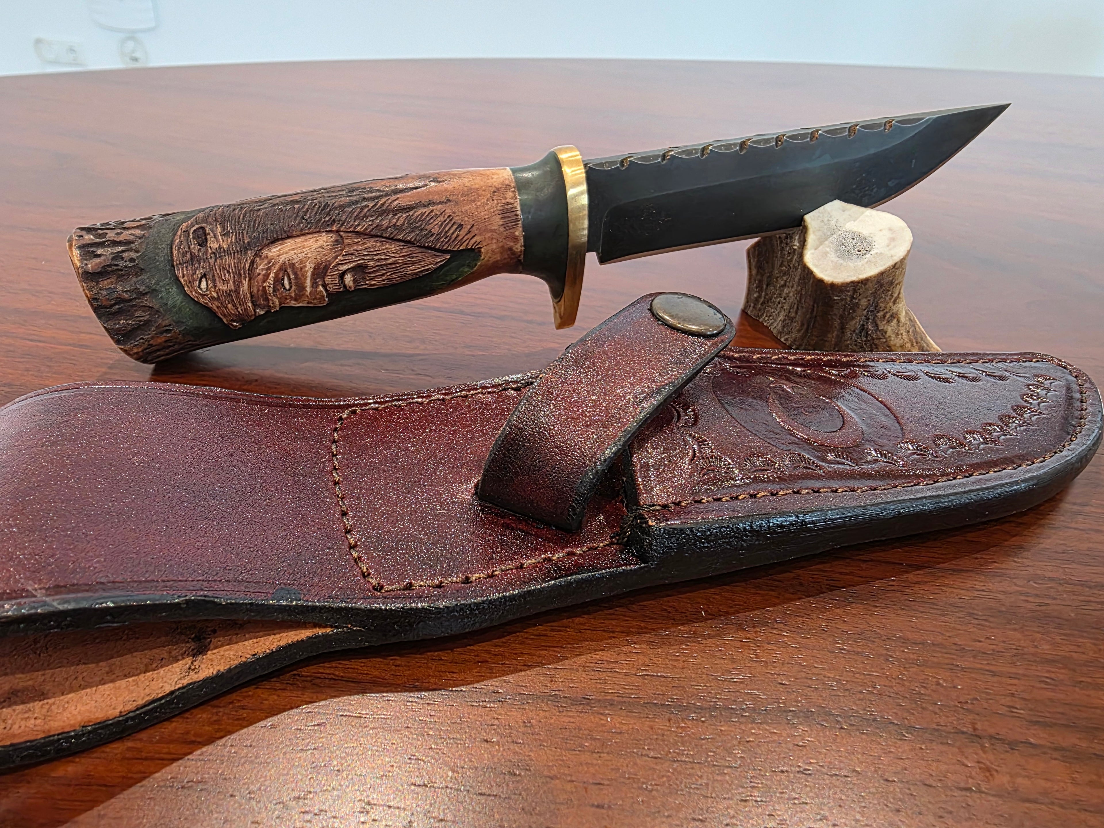 Bushcraft Messer, Karbonstahl stabilisiertem Griff Walnuss mit Gravur, inkl.Lederetui.