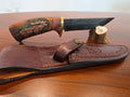 Buschcraft Messer, Karbonstahl stabilisiertem Walnuss mit Rehgravur, inkl. Lederetui.