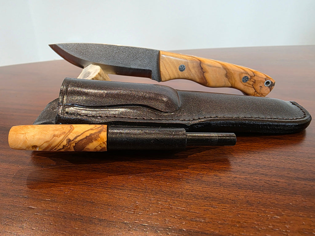 Buschcraft Messer N690 Stahl, Olivenbaum Griff inkl. Lederetui + Eisenstab