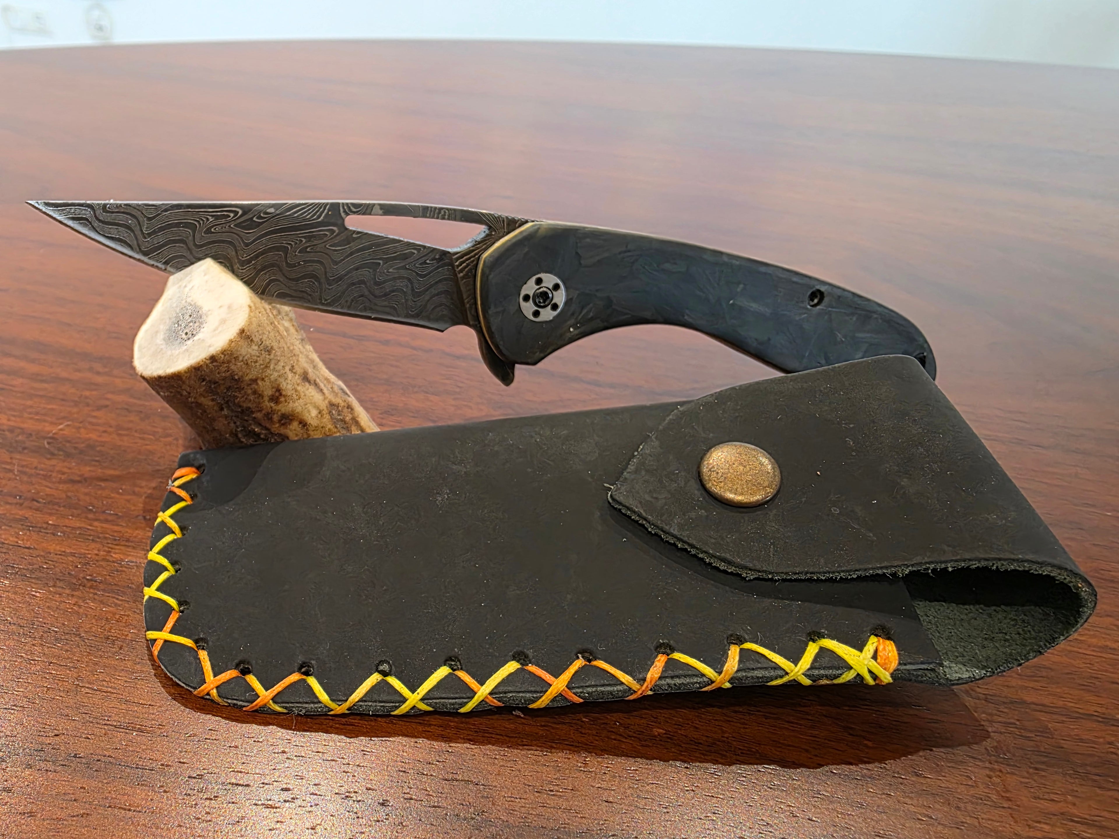 Taschenmesser aus Damaststahl mit Carbonfaser Griff innenliner Verrieglung+ Lederetui