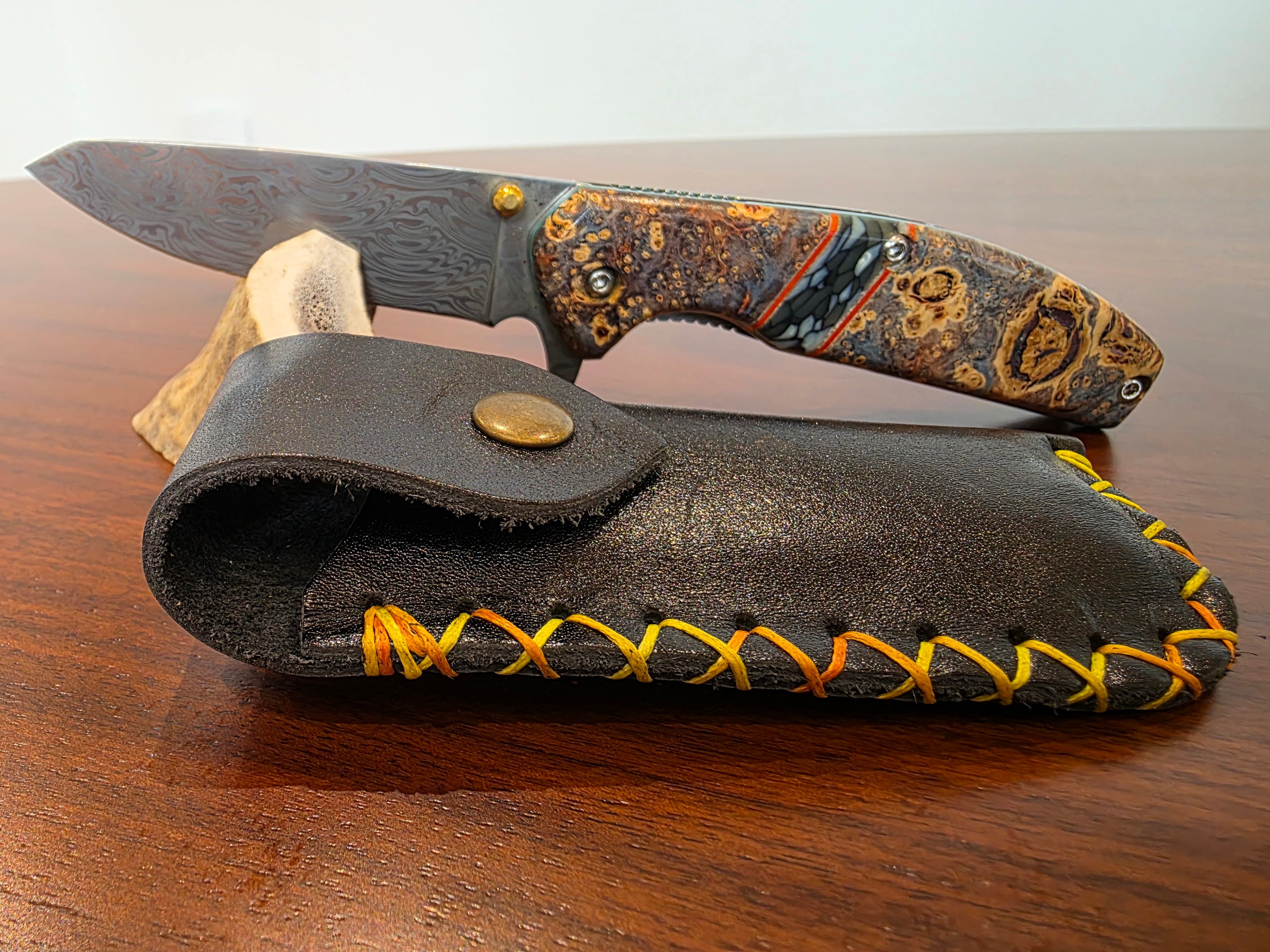 Taschenmesser Damaststahl mit Liner Lock interg. G 10 inkl Lederetui