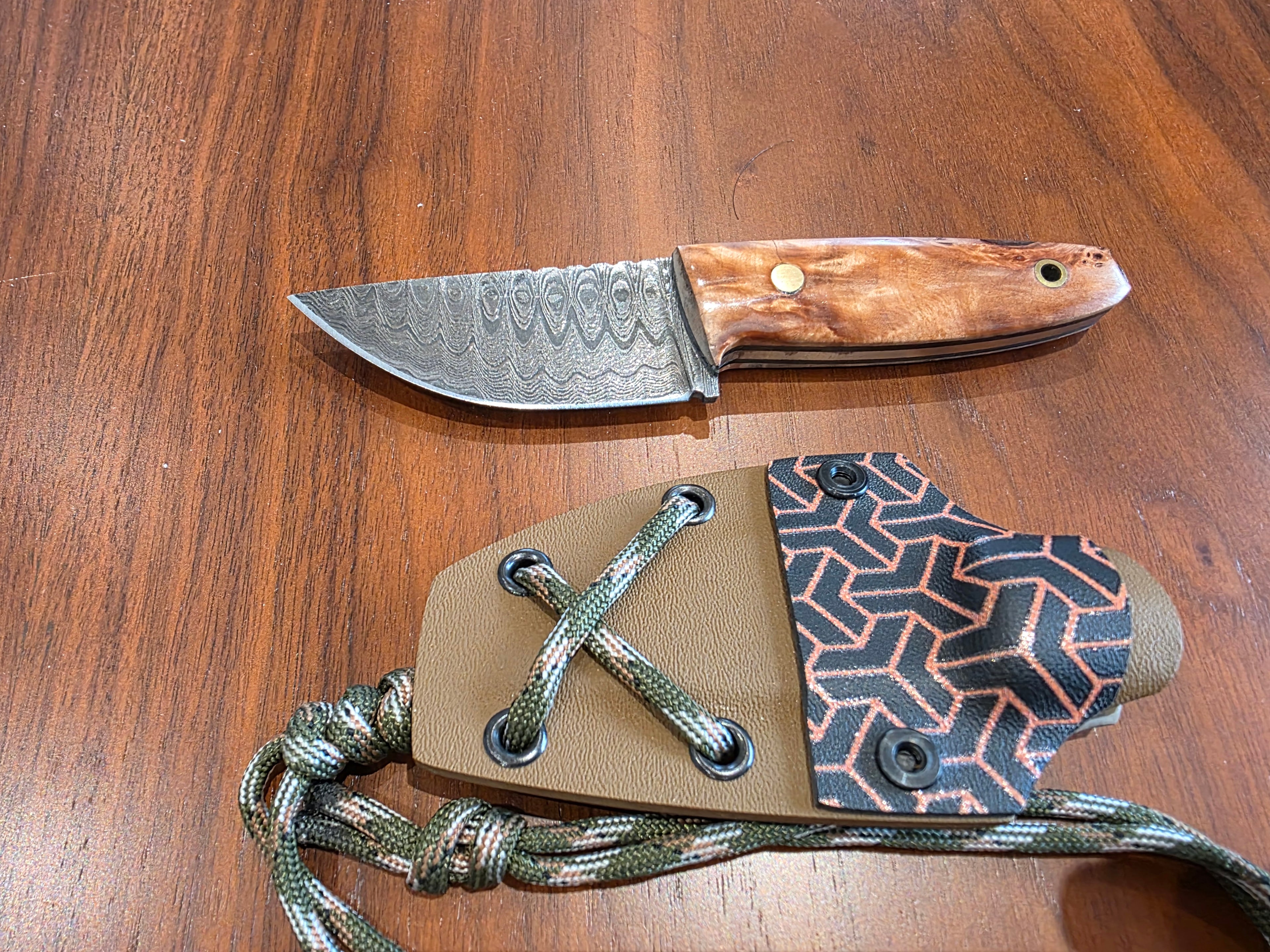 Neck Knife aus Damaststahl, stabilisiertem Ahorn Griff gefärbt inkl. Kydex