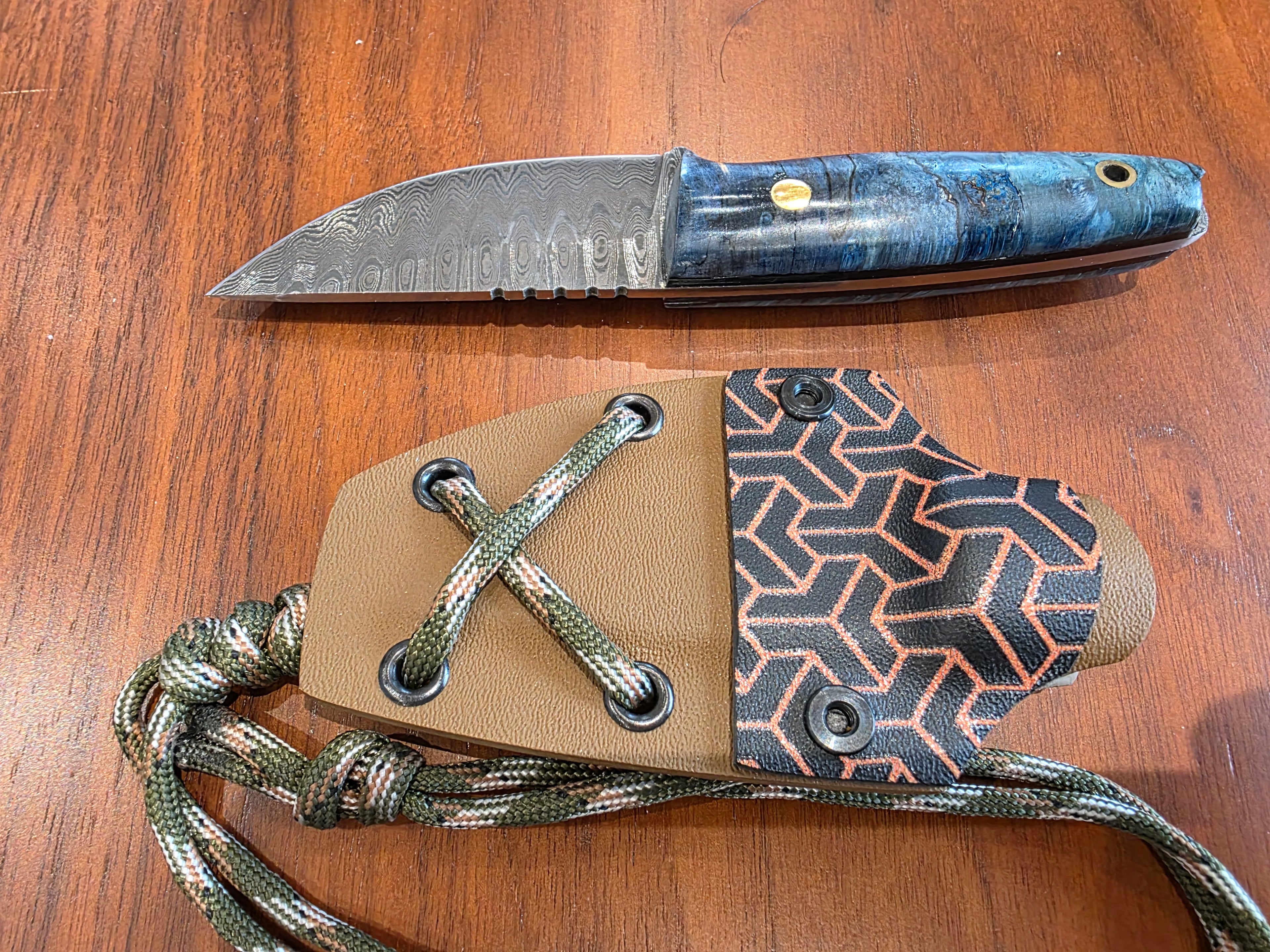 Neck Knife aus Damaststahl, stabilisiertem Walnuss Griff inkl. Kydex