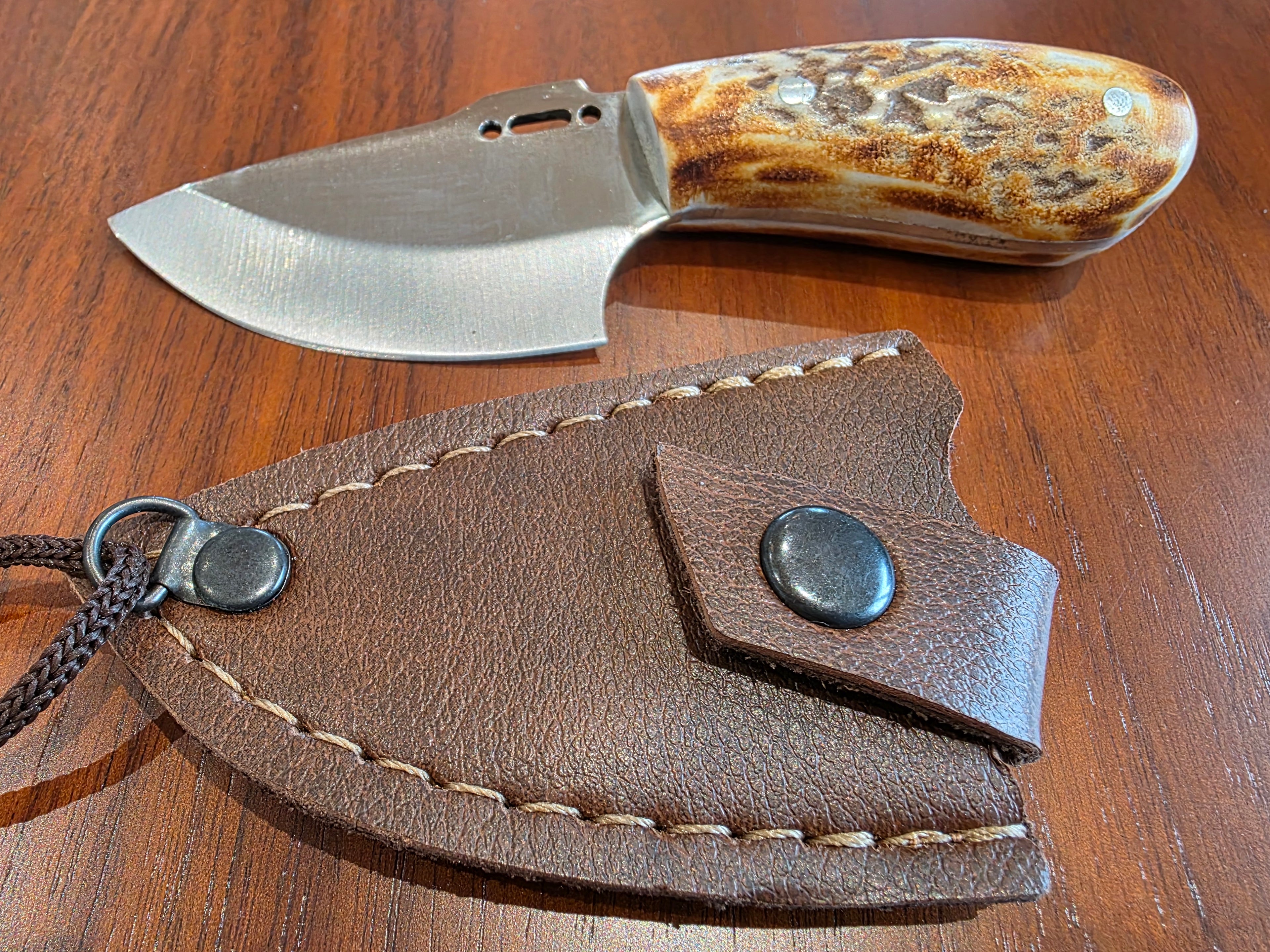 Neck Knife 4116 Stahl, Hirschhorn Griff inkl. Lederetui