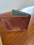 Geldbeutel aus Rindsleder außen in Braun- innen Grün gehalten. Handgenäht