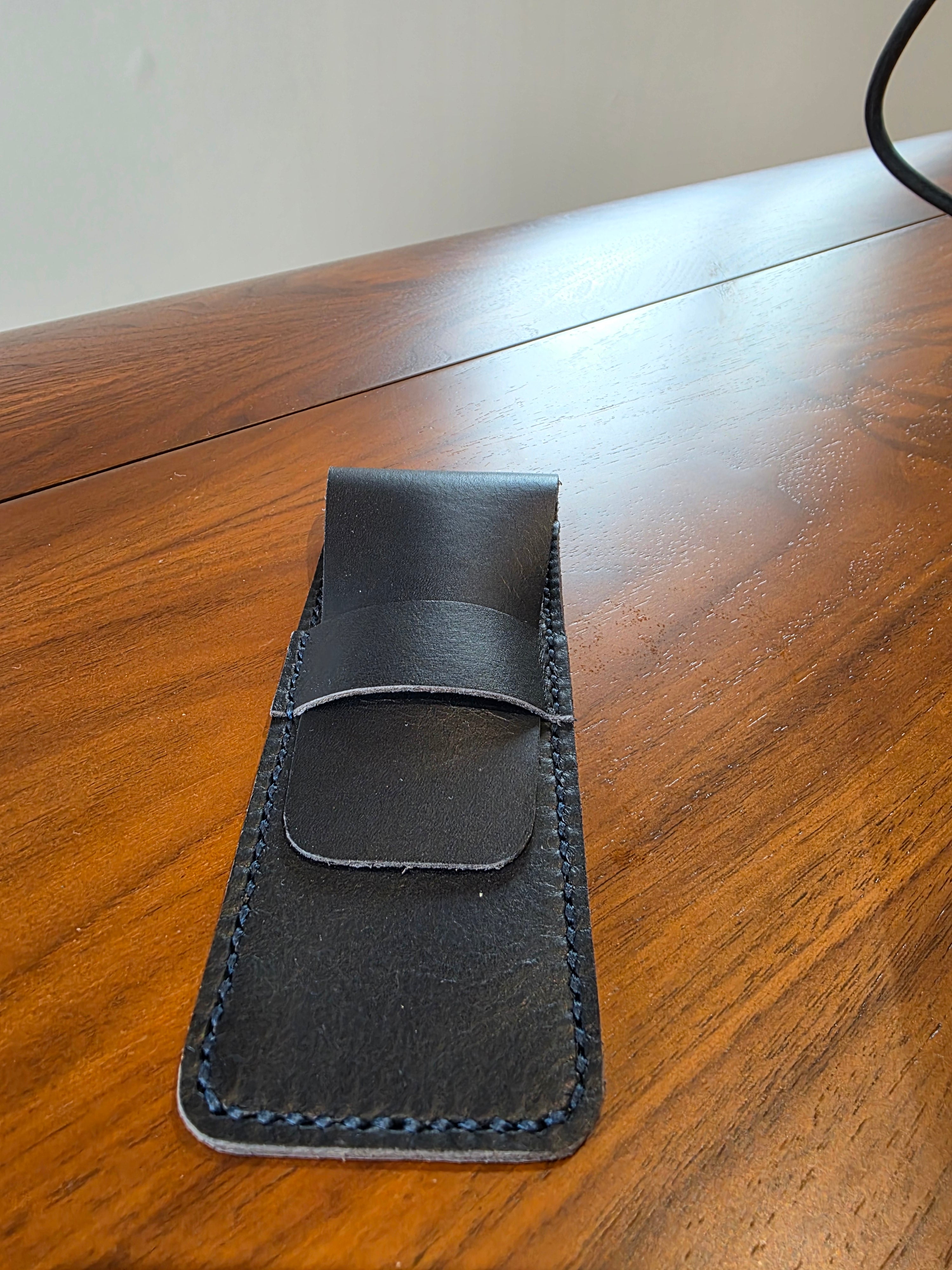 Leder-Stifteneetui für 1-2 Kugelschreiber bzw. Taschenmesser oder Uhr. Handarbeit