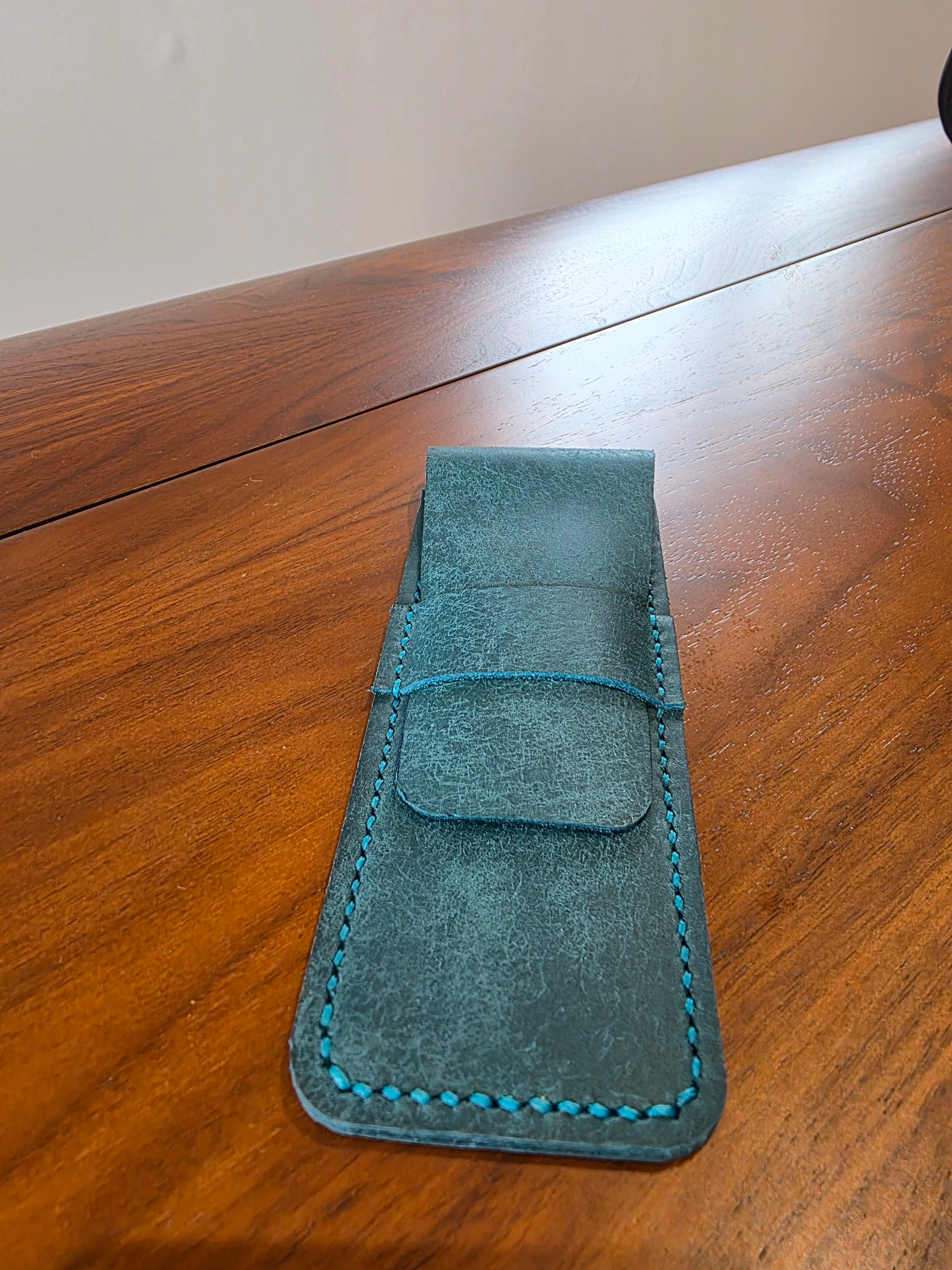 Leder-Stifteneetui für 1-2 Kugelschreiber oder bzw. Taschenmesser + Uhr.Handaerbeit