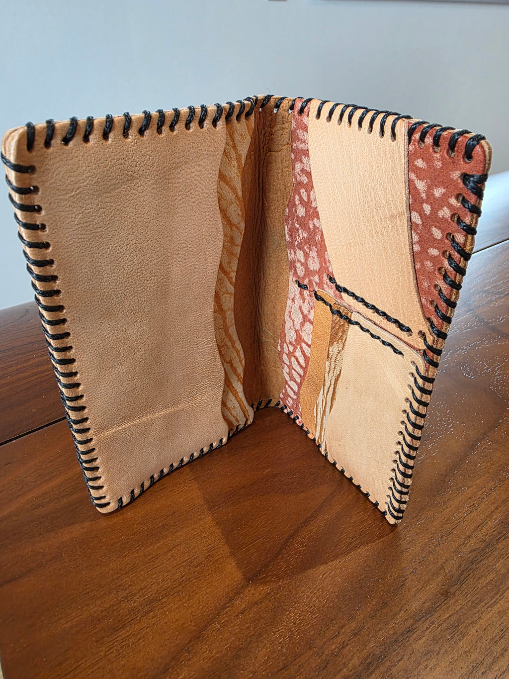 Geldbeutel aus Rindsleder mit mehreren Farben. Handgenäht