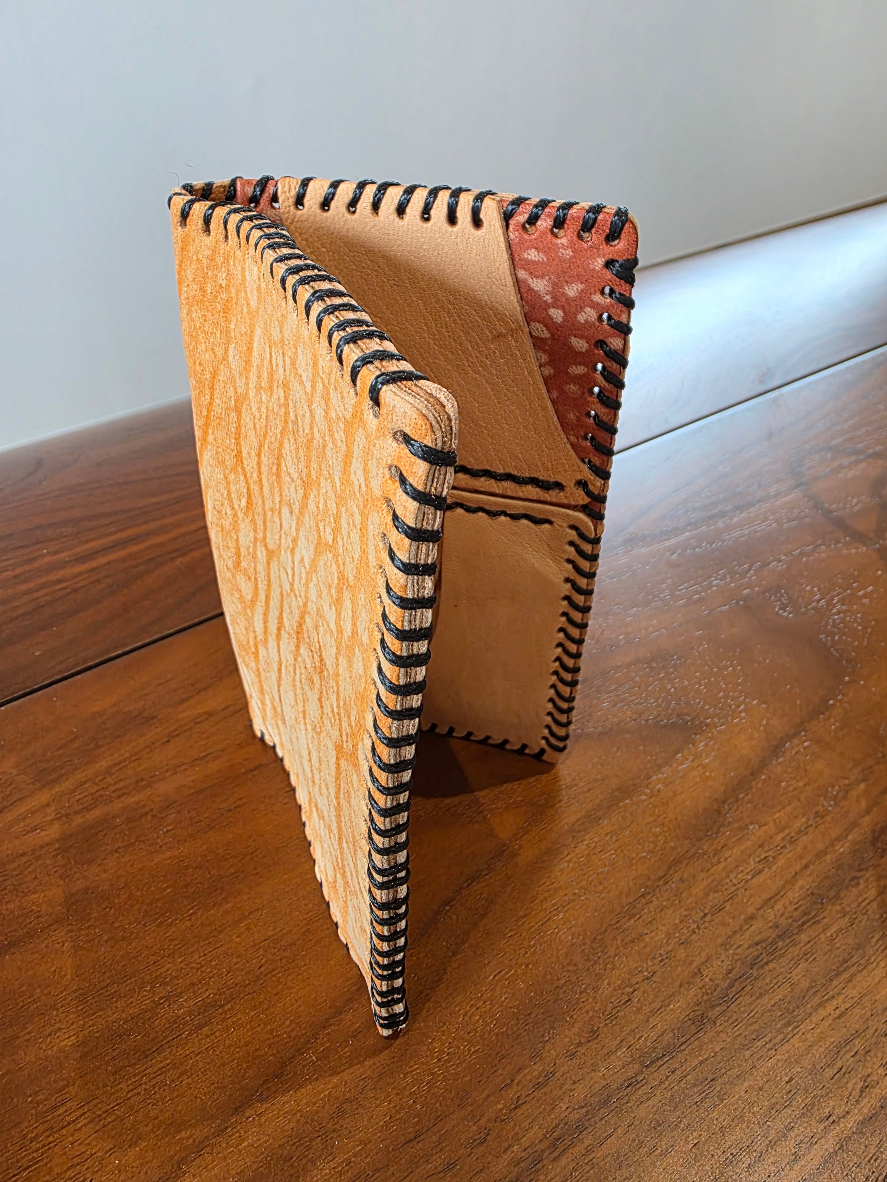 Geldbeutel aus Rindsleder mit mehreren Farben. Handgenäht