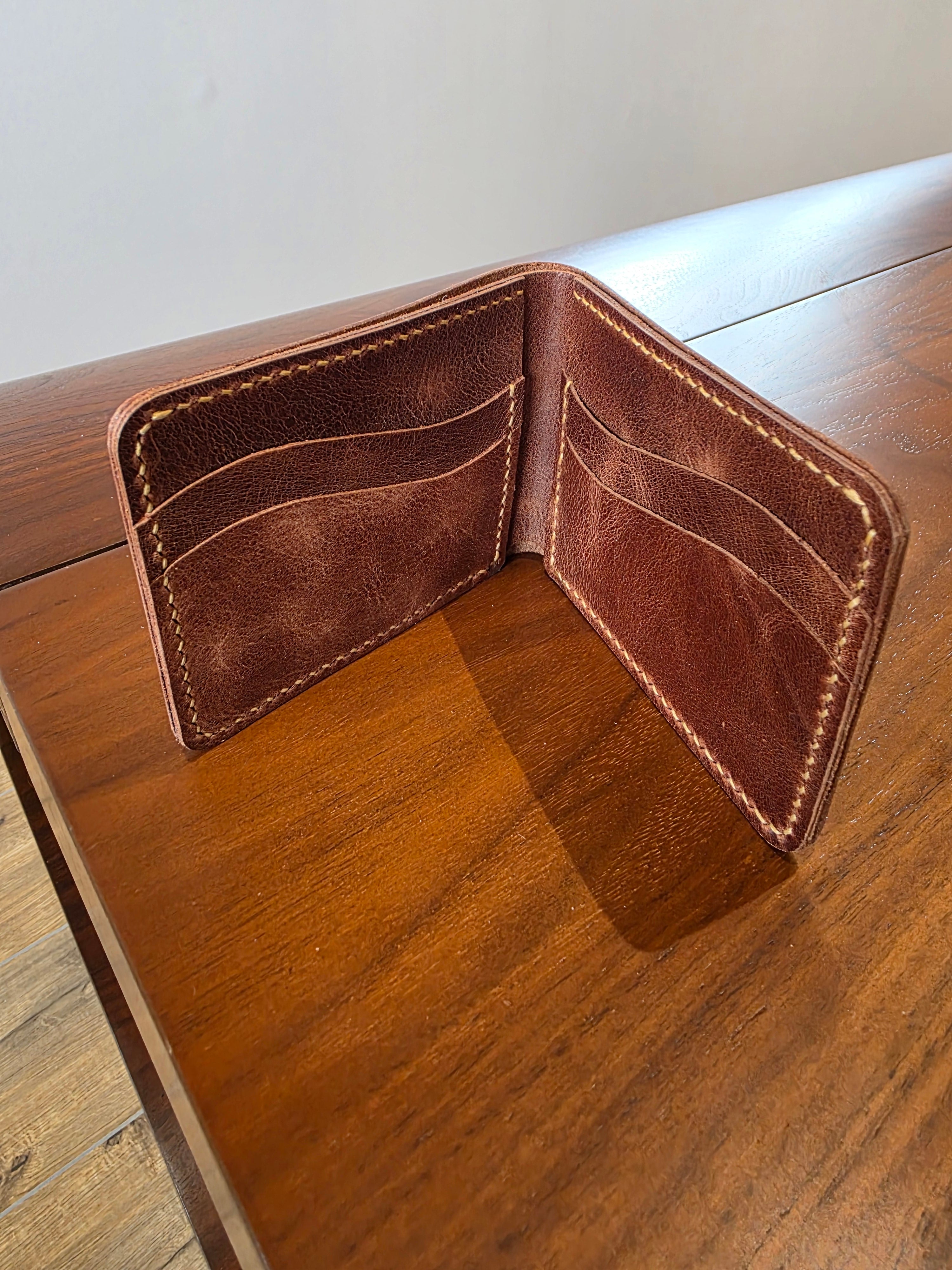 Geldbeutel aus Rindsleder in Braun gehalten. Handgenäht