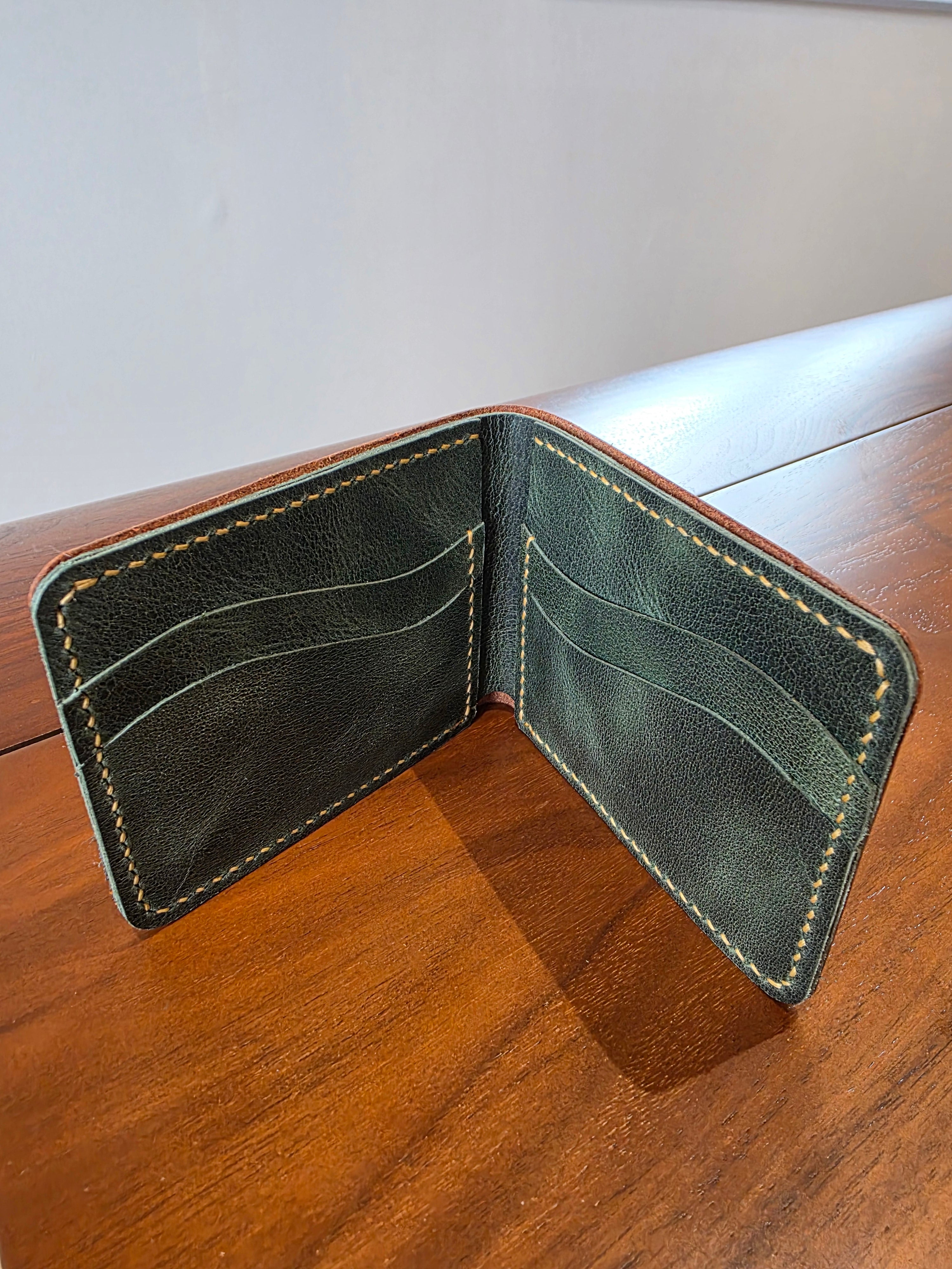 Geldbeutel aus Rindsleder außen in Braun- innen Grün gehalten. Handgenäht