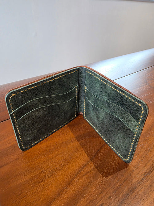 Geldbeutel aus Rindsleder außen in Braun- innen Grün gehalten. Handgenäht