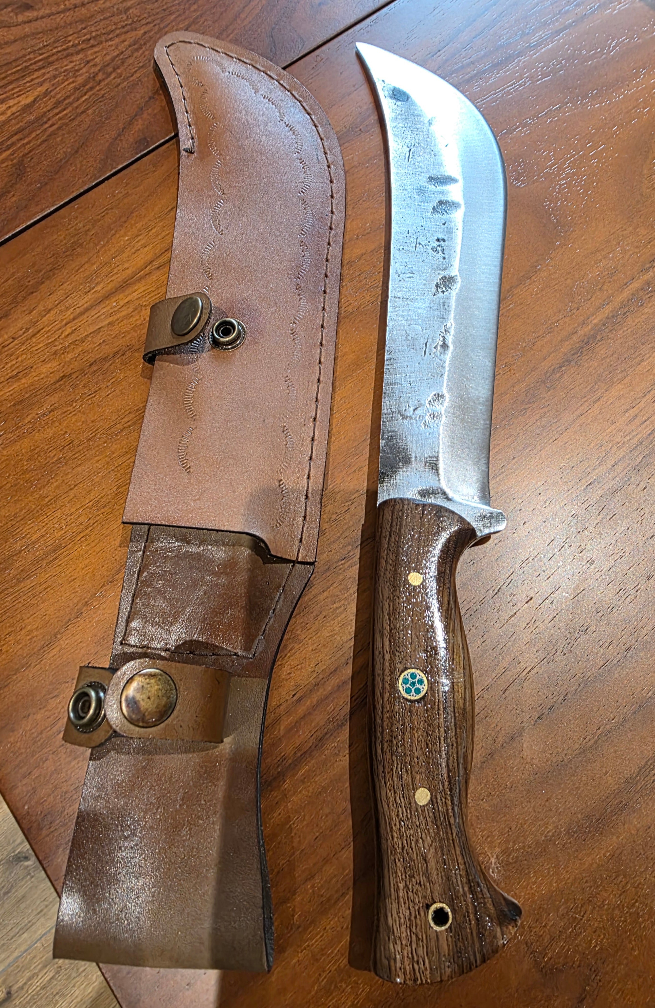 Jagd & Buschkraftmesser, Carbon Stahl, Walnuss Griff inkl. Lederetui
