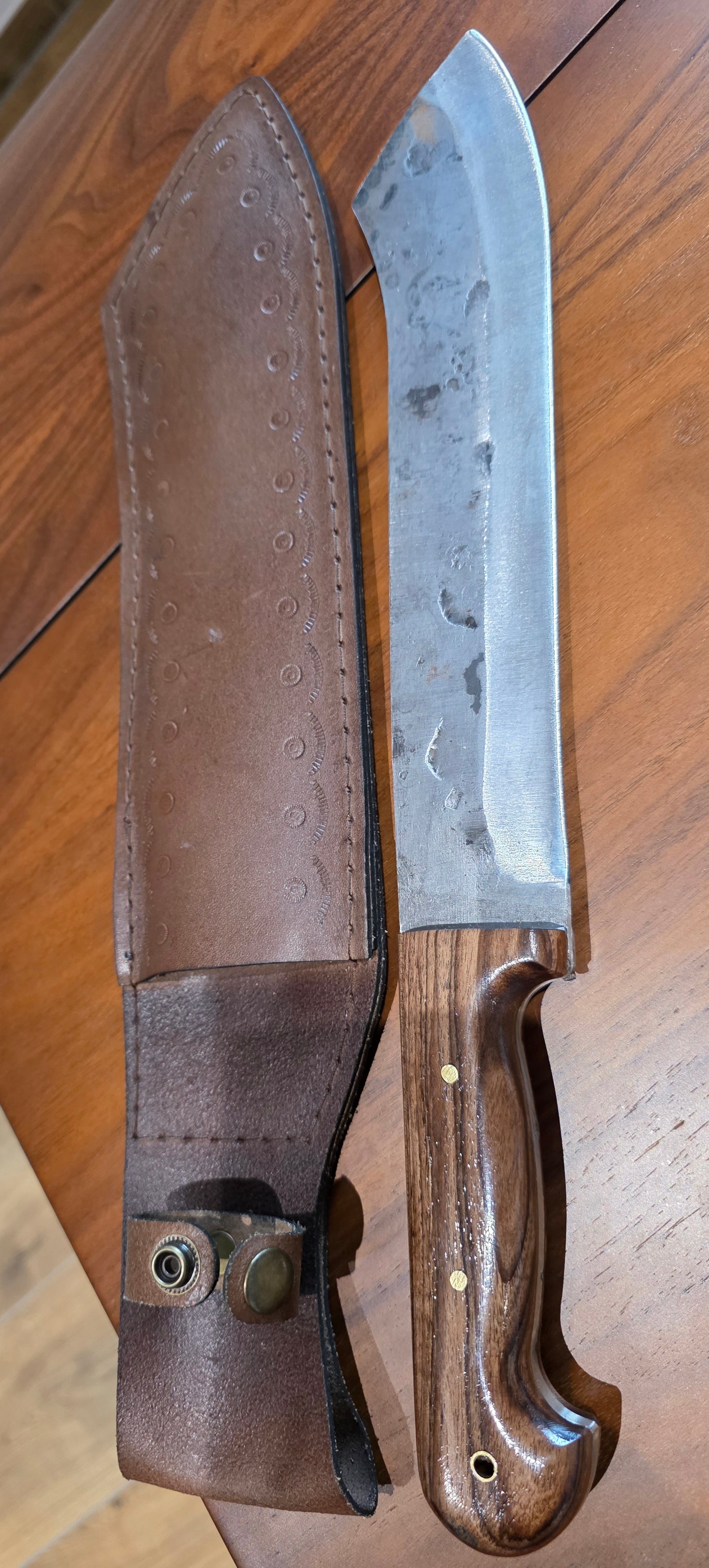 Jagdmesser & Buschcraft, Carbonstahl,Wallnuss Griff inkl. Lederetui.