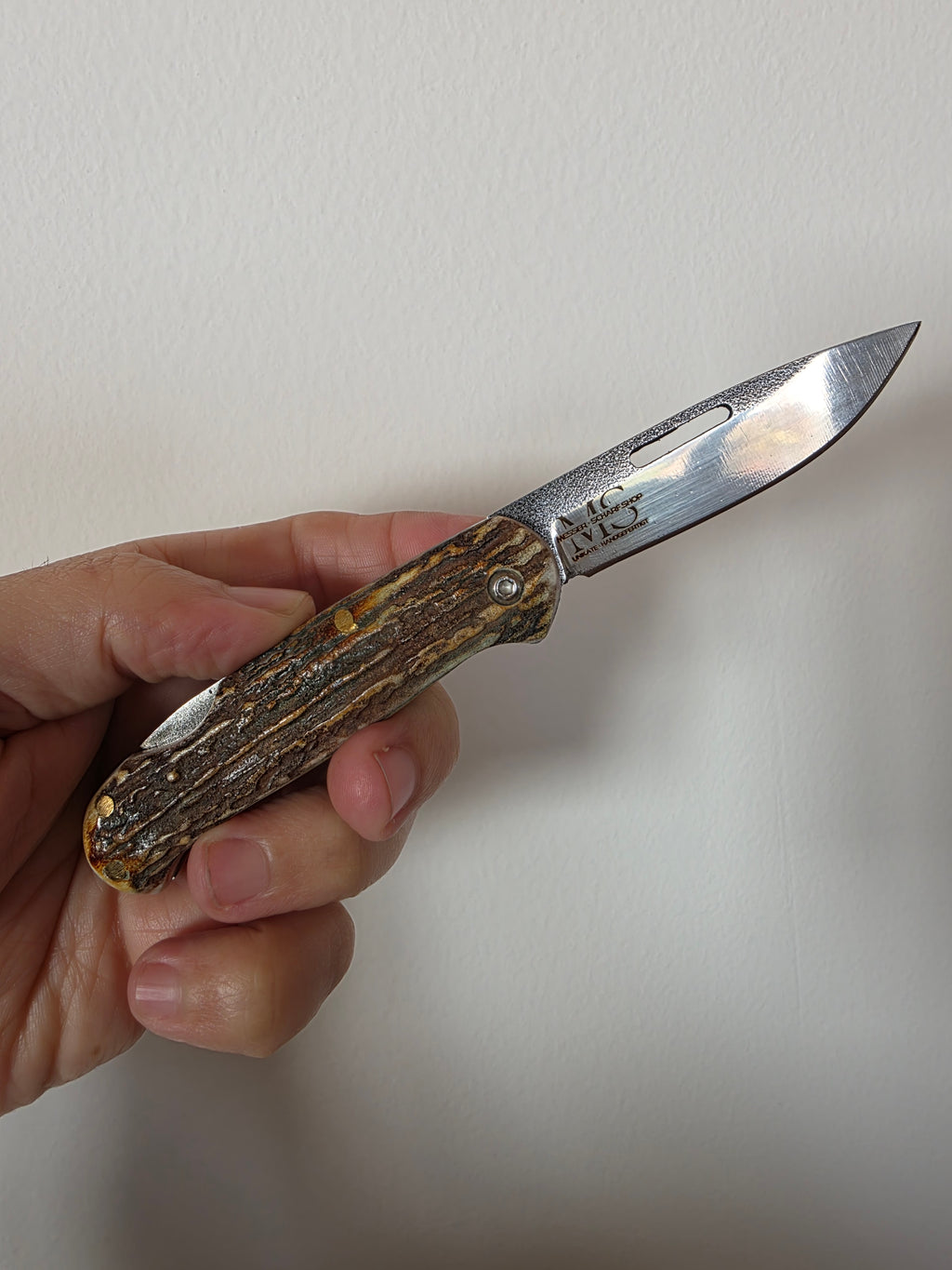 Taschenmesser N690 Stahl mit Hirschhorngriff inkl. Lederetui.