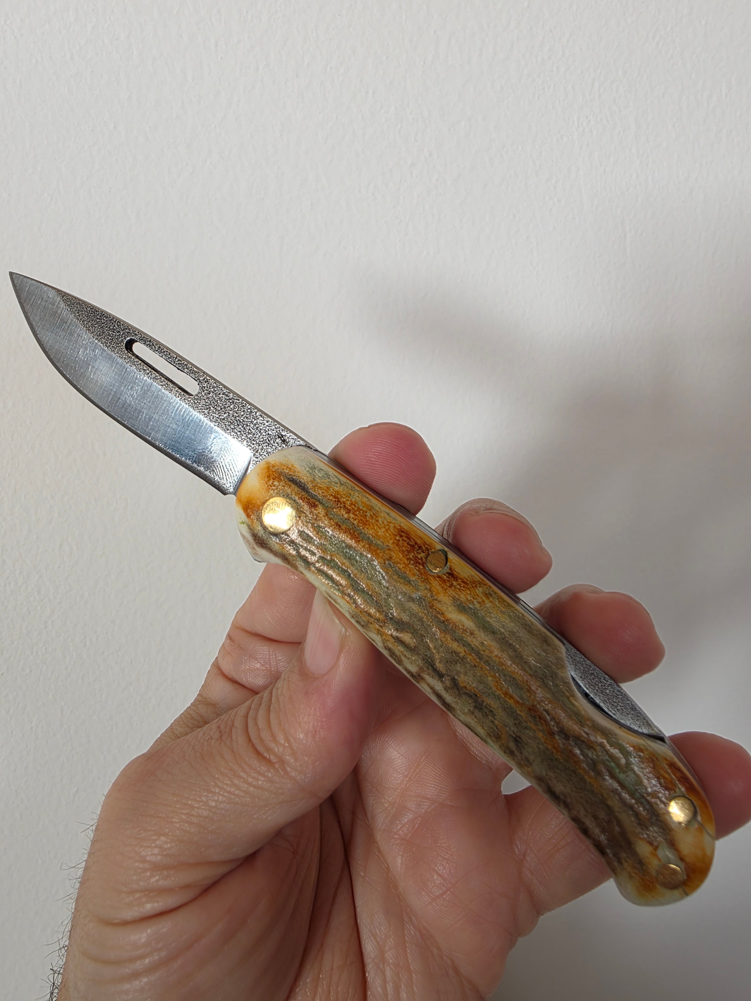 Taschenmesser N690 Stahl mit Hirschhorngriff inkl. Lederetui.