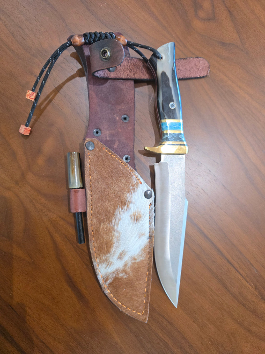 Bushcraft Messer, N690 Stahl, Büffelhorn Griff mit einlagen und Messing inkl. Lederetui.