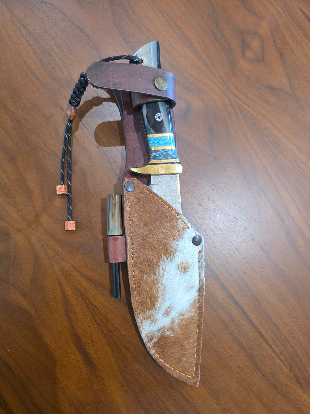 Bushcraft Messer, N690 Stahl, Büffelhorn Griff mit einlagen und Messing inkl. Lederetui.