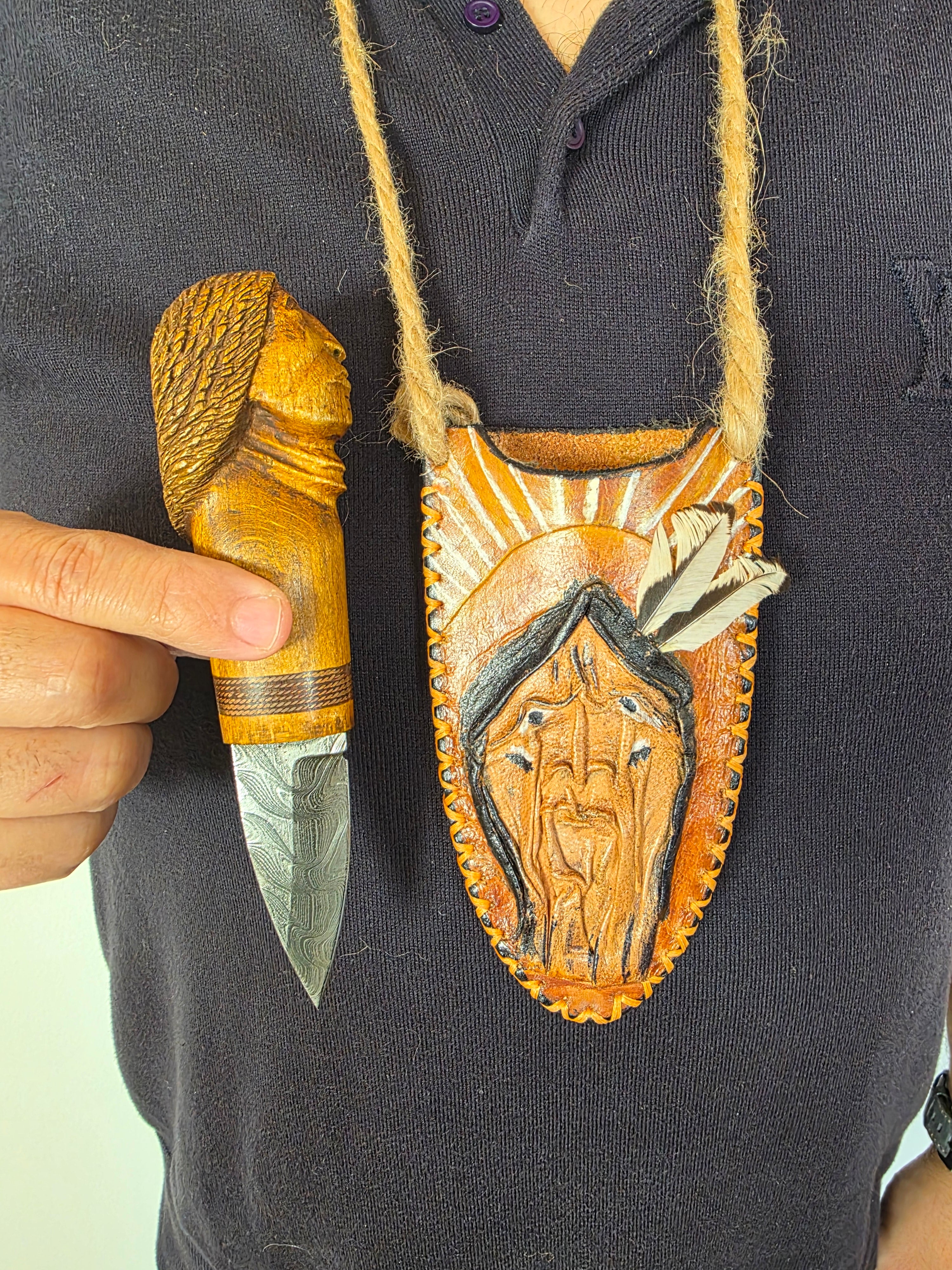 Neckknife , Damaststahl inkl hangeschnitzt und inkl. Lederetui.