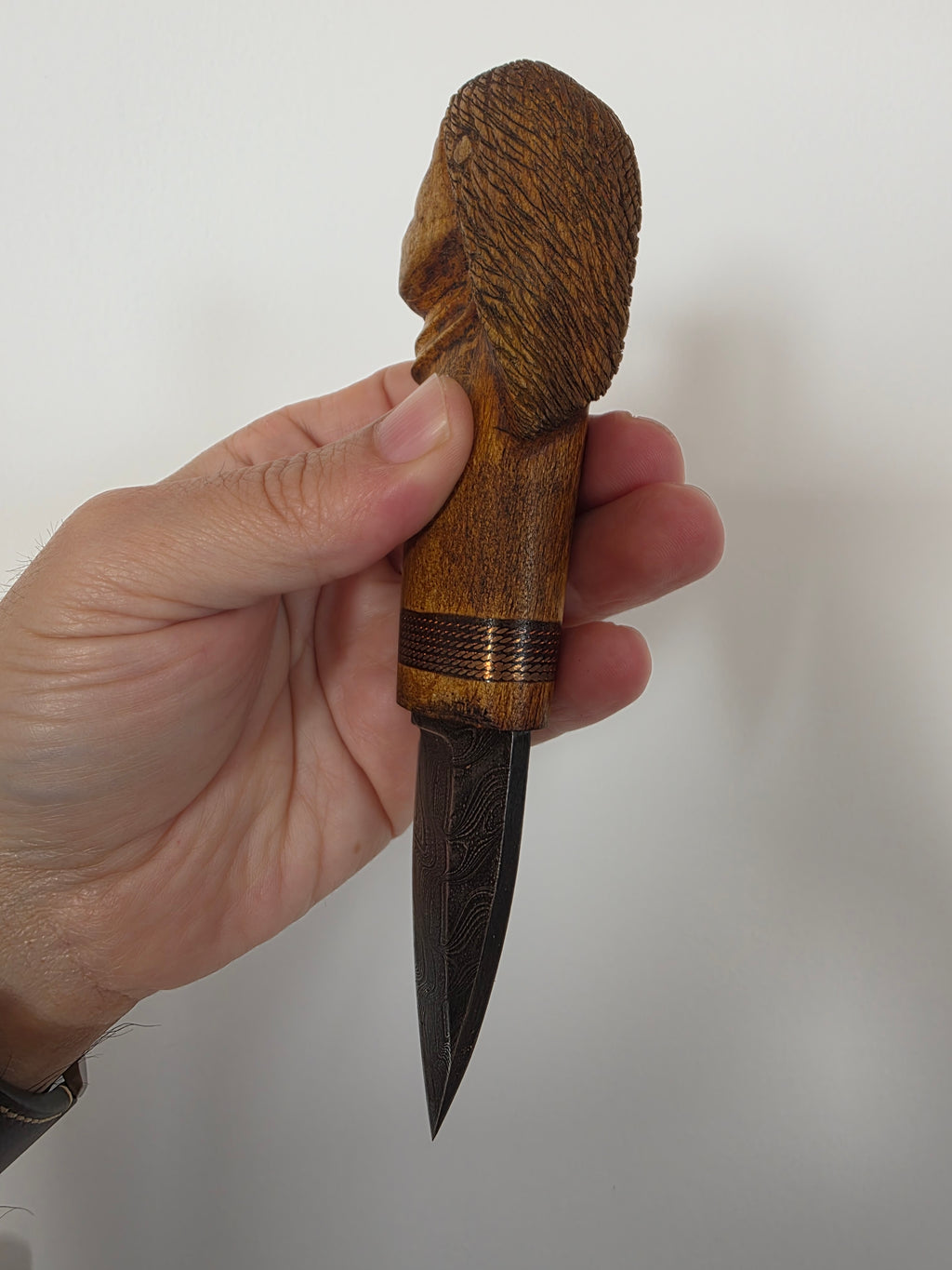 Neckknife , Damaststahl inkl hangeschnitzt und inkl. Lederetui.