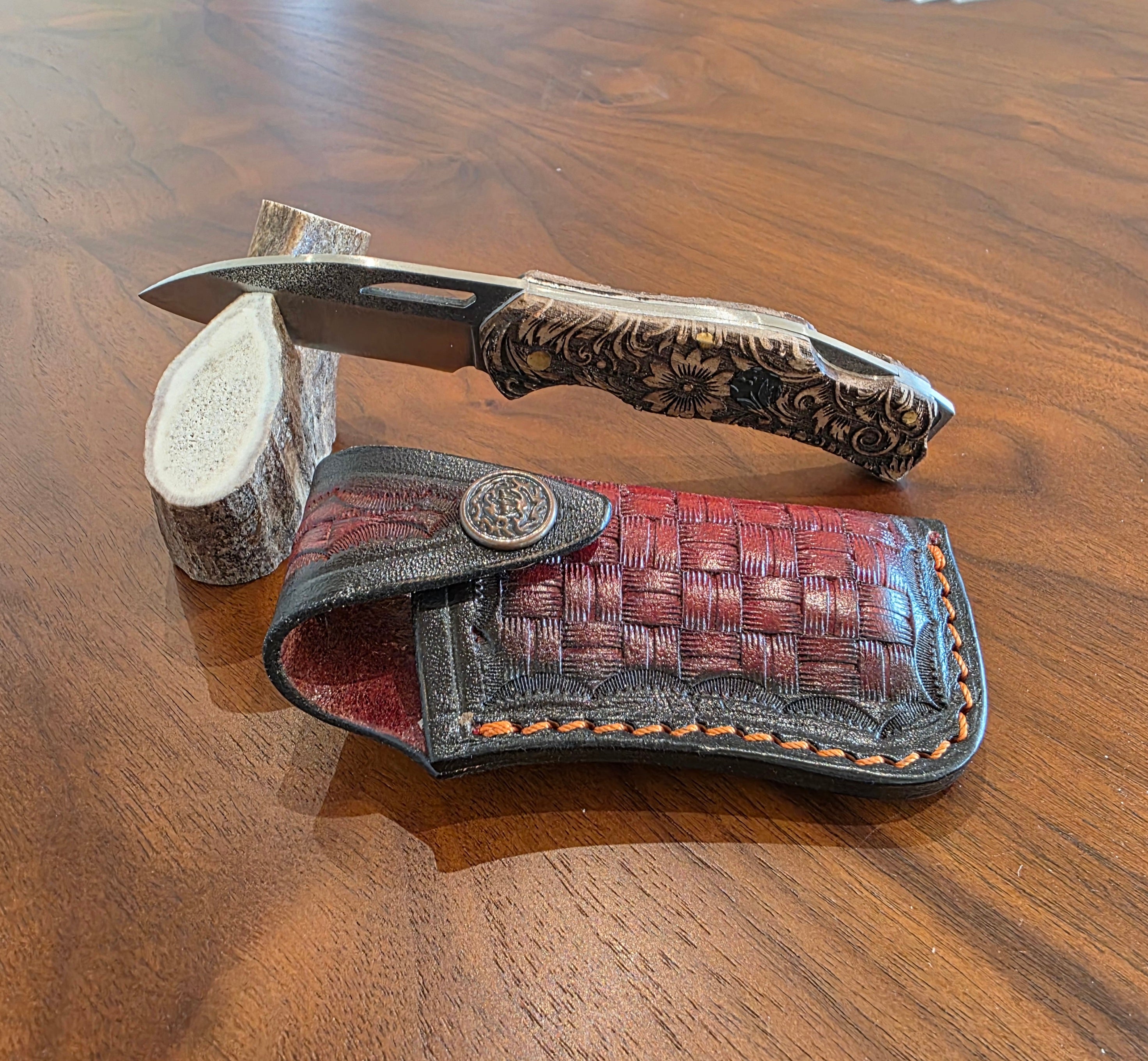 Taschenmesser N690 Stahl, Micarta gravur Griff inkl. Lederetui.