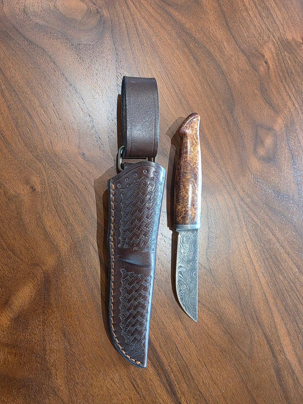 Buschkraft bzw EDC Damast Messer ,stabilisiertem Ahorn Griff, inkl. Lederetui.