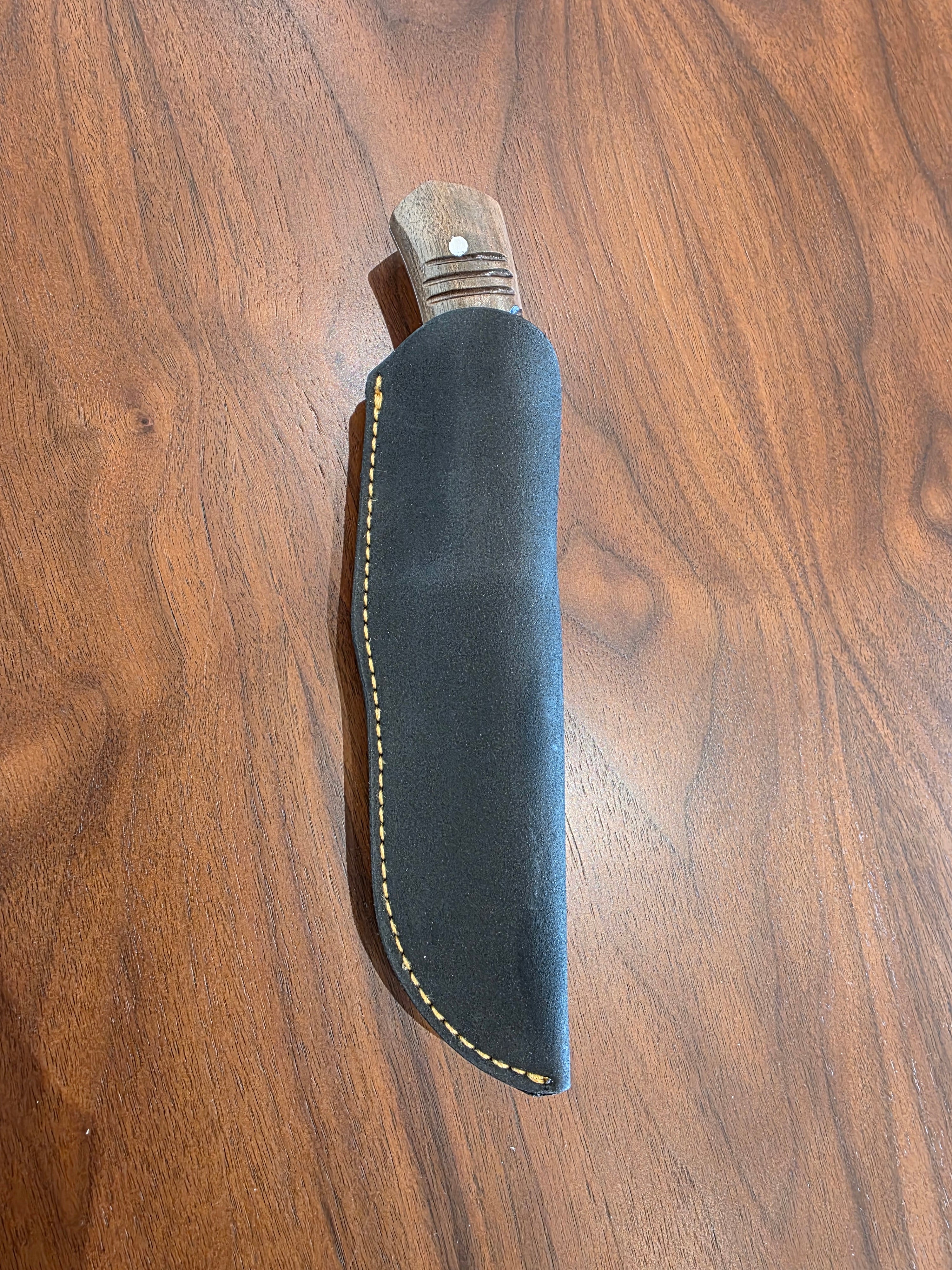 Buschcraft, 80 Crv 2 Carbonstahl handgeschmiedet, inkl. Lederetui.