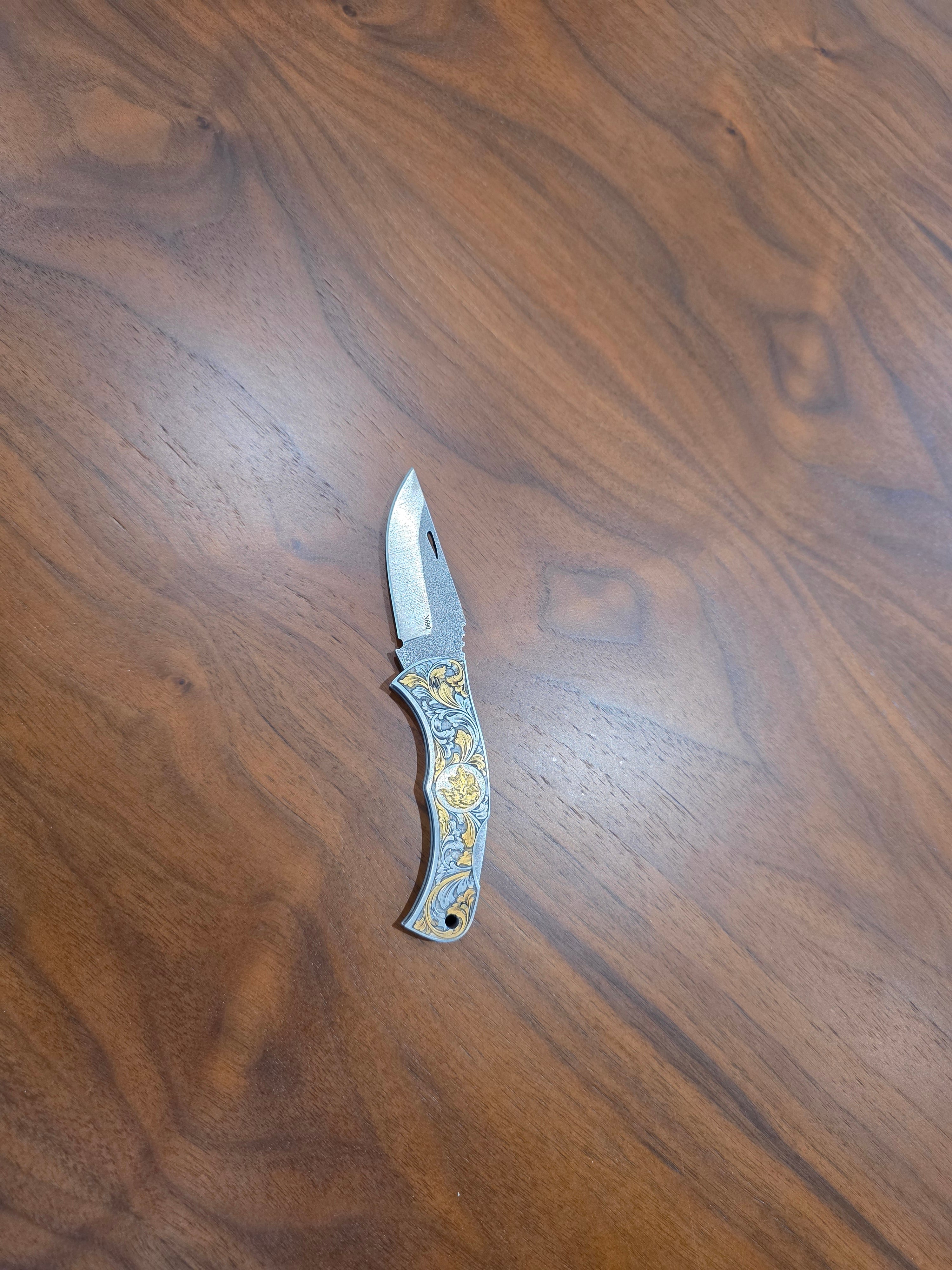 Taschenmesser N690 Stahl mit Metallgriff graviertem Löwe