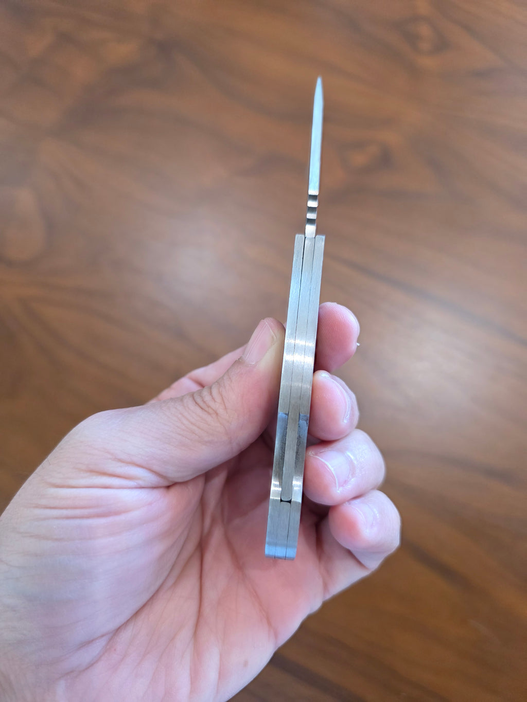 Taschenmesser N690 Stahl mit Metallgriff graviertem Löwe