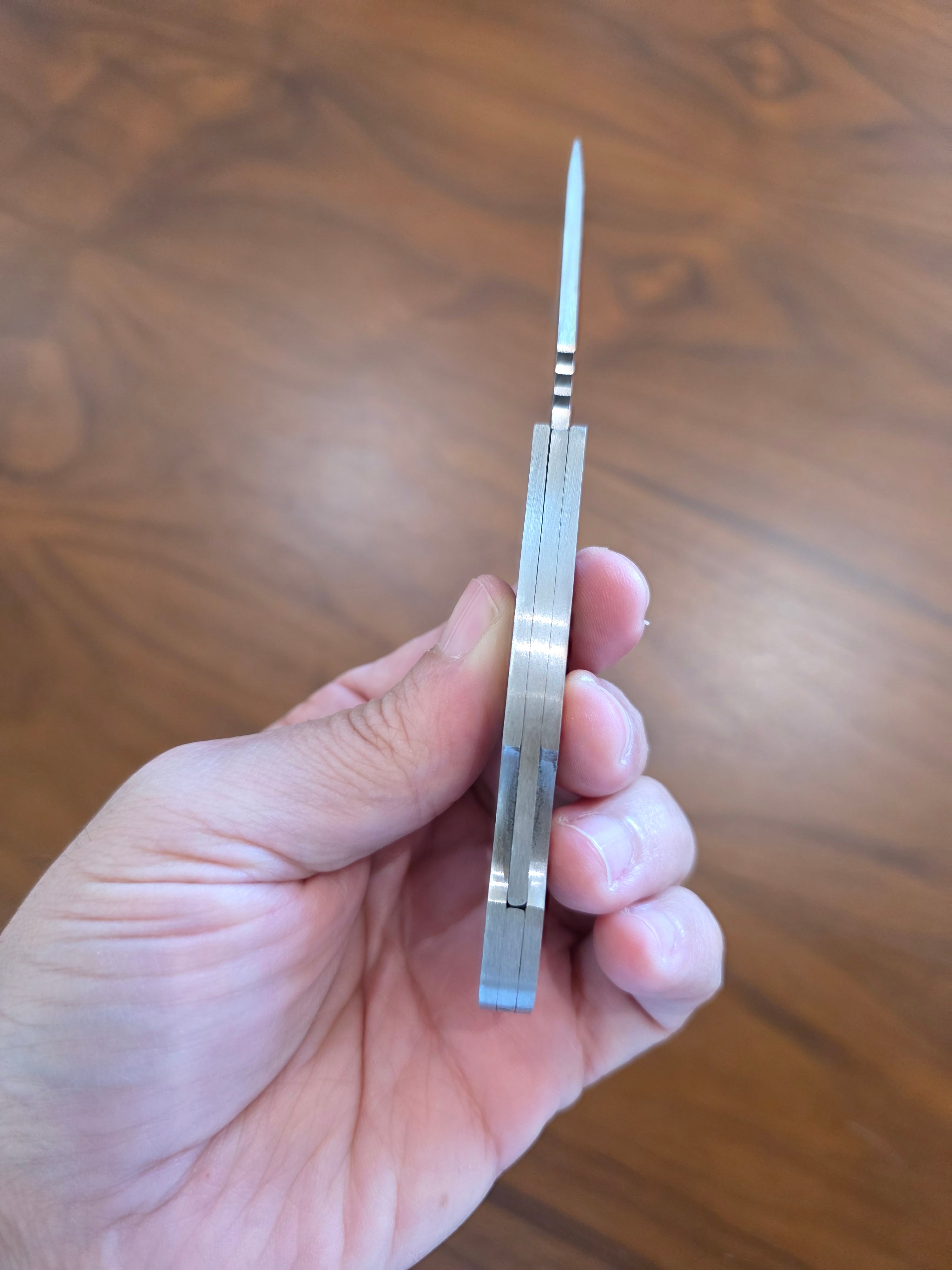 Taschenmesser N690 Stahl mit Metallgriff graviertem Löwe
