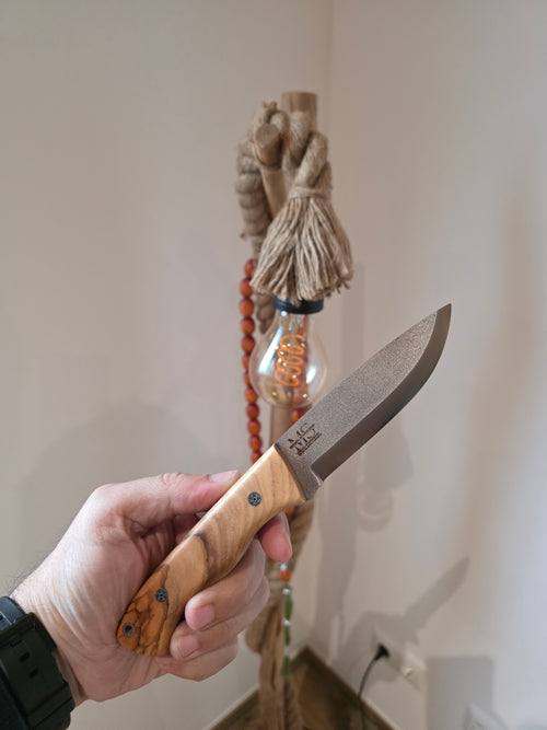 Buschcraft Messer N690 Stahl, Olivenbaum Griff inkl. Lederetui + Eisenstab