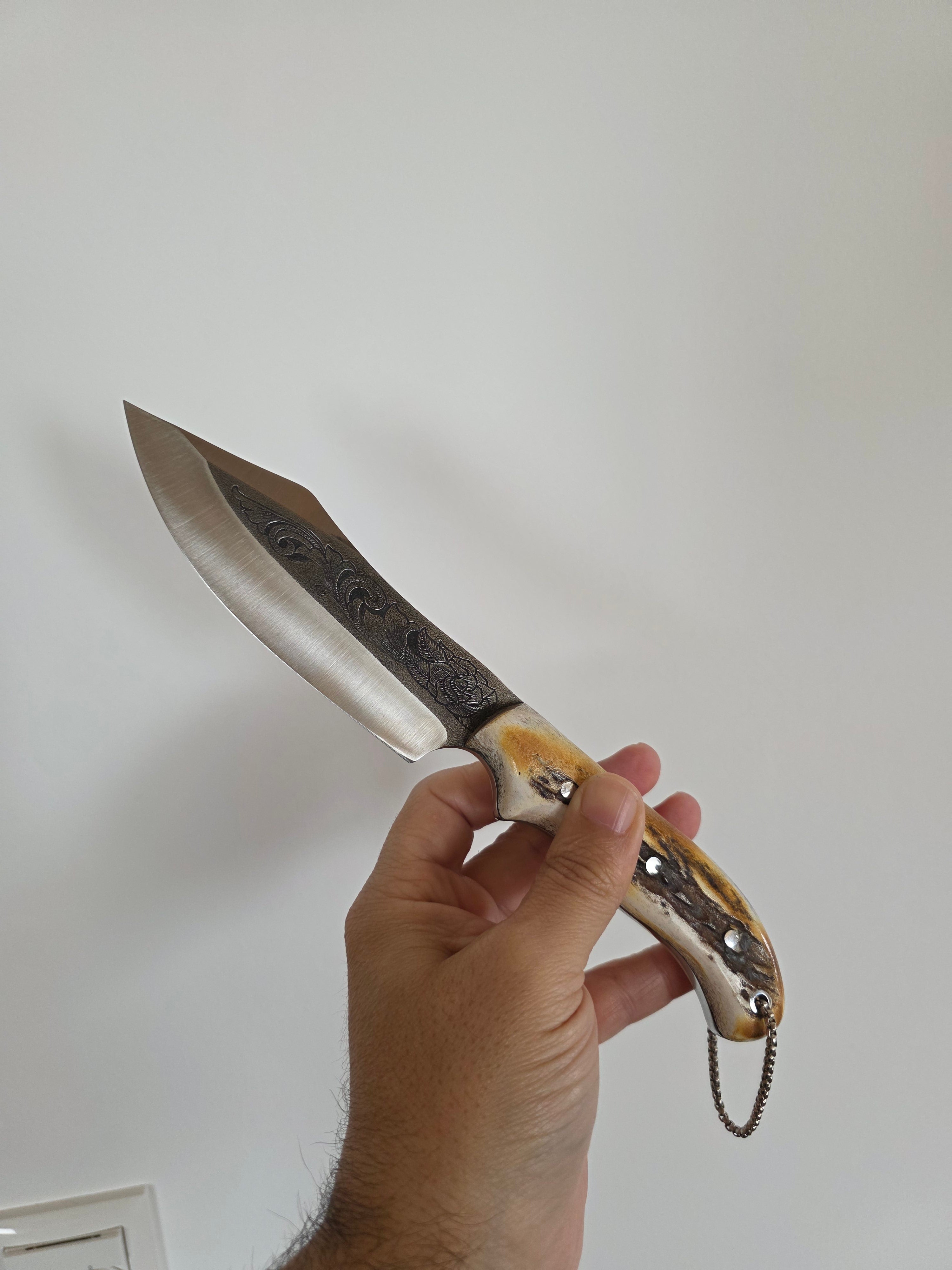 Buschcraft Messer, rostfreier gravierter Stahl, handmade, inkl. Lederetui.