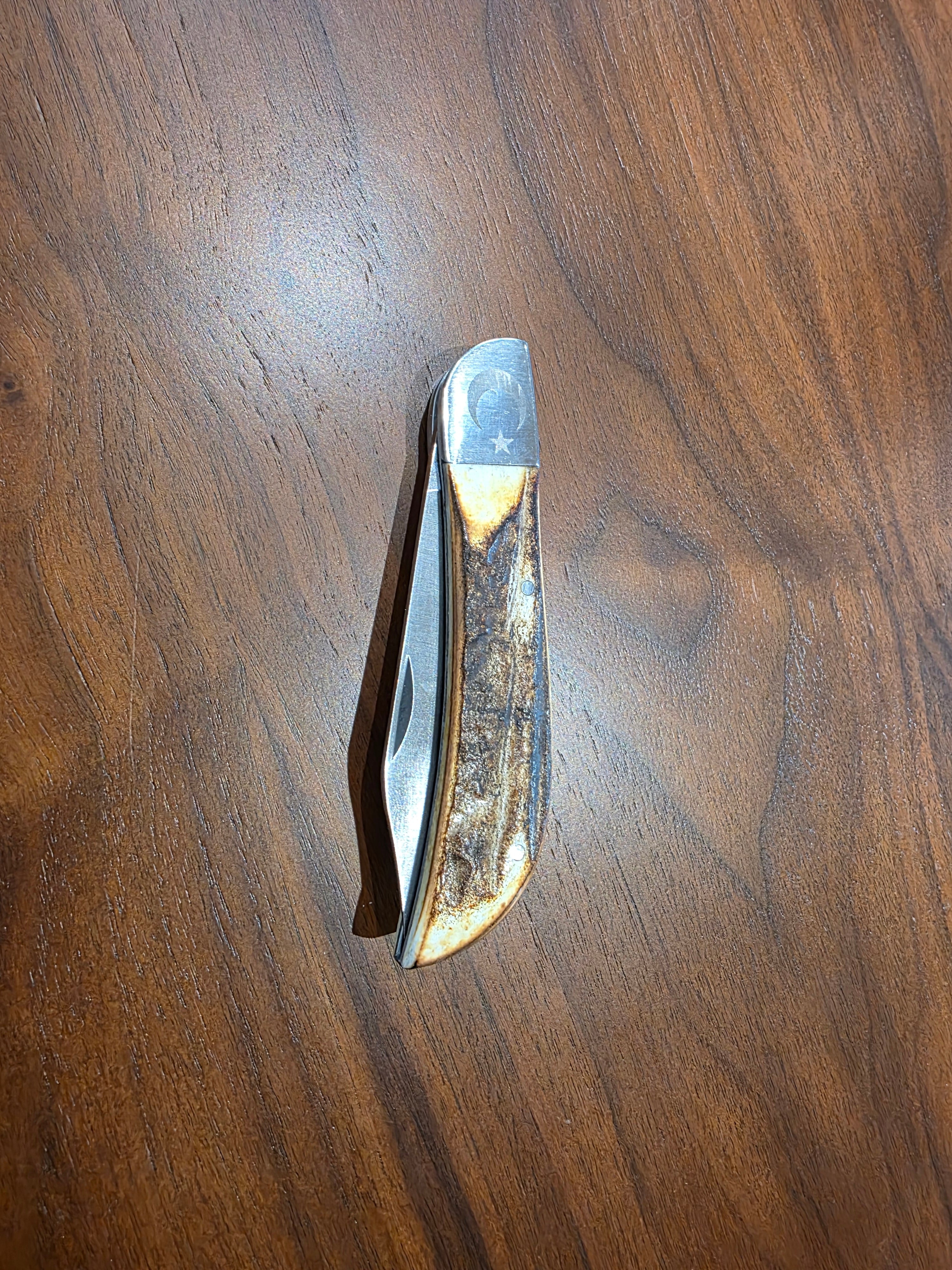 Taschenmesser 4116 Stahl, Hirschhorngriff mit Türckischem Flaggensymbol graviert.