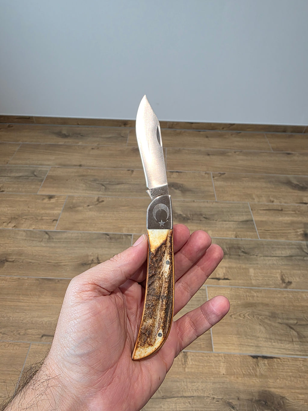 Taschenmesser 4116 Stahl, Hirschhorngriff mit Türckischem Flaggensymbol graviert.