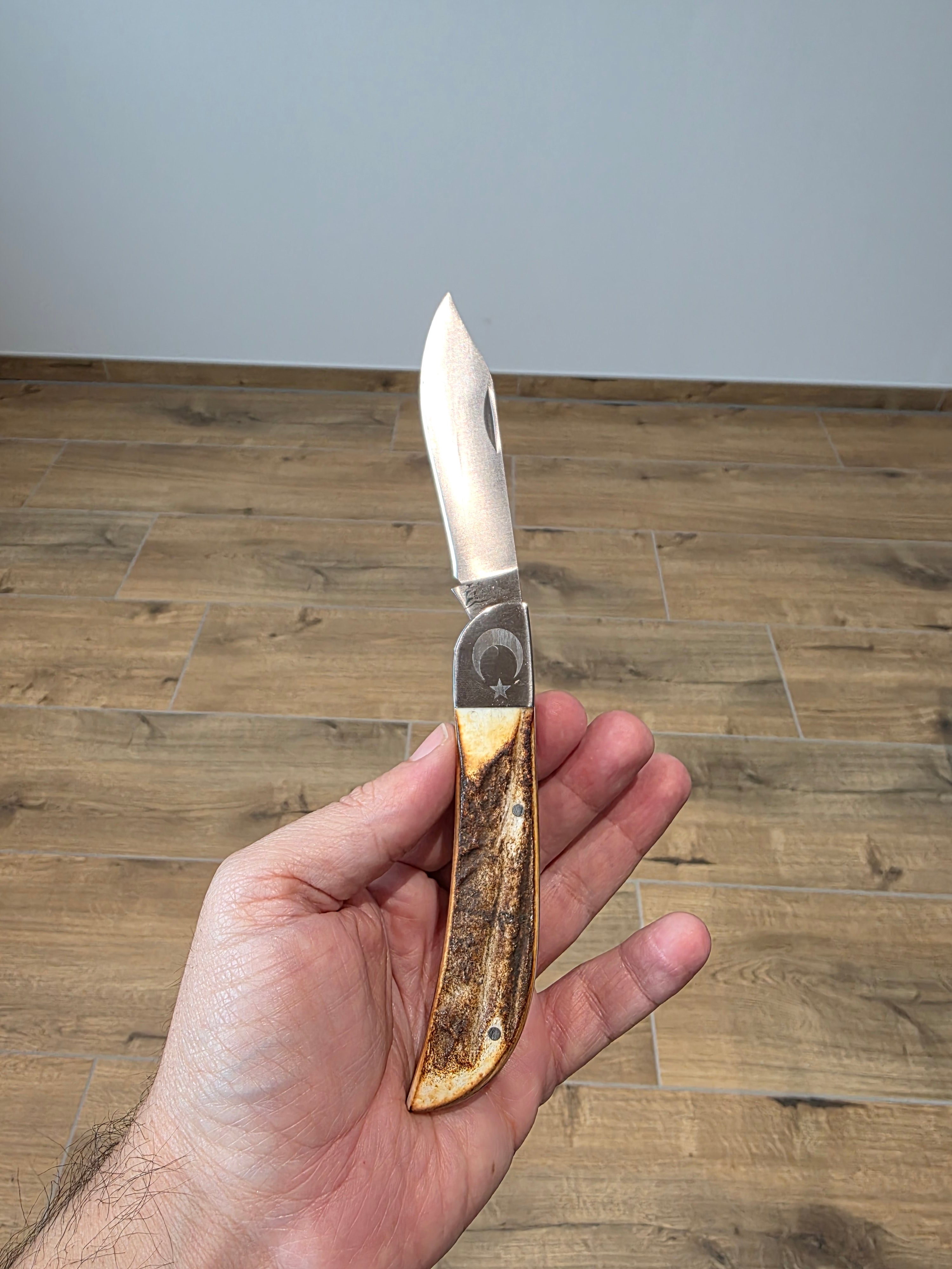 Taschenmesser 4116 Stahl, Hirschhorngriff mit Türckischem Flaggensymbol graviert.