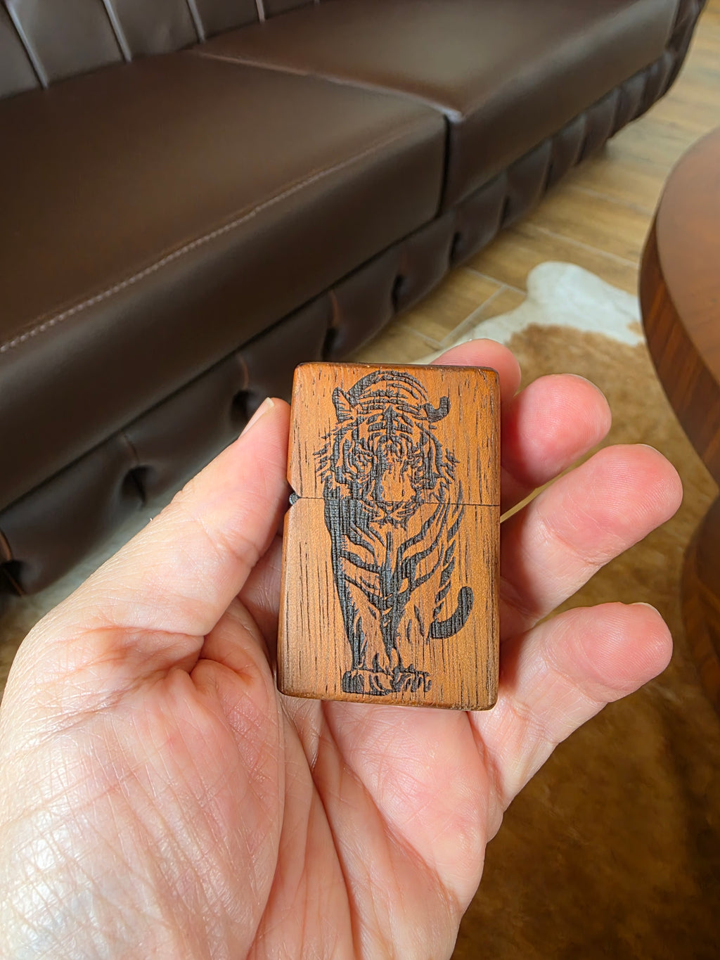 Benzinfeuerzeug aus Iroko Holz überzug. Handarbeit + Gravur.
