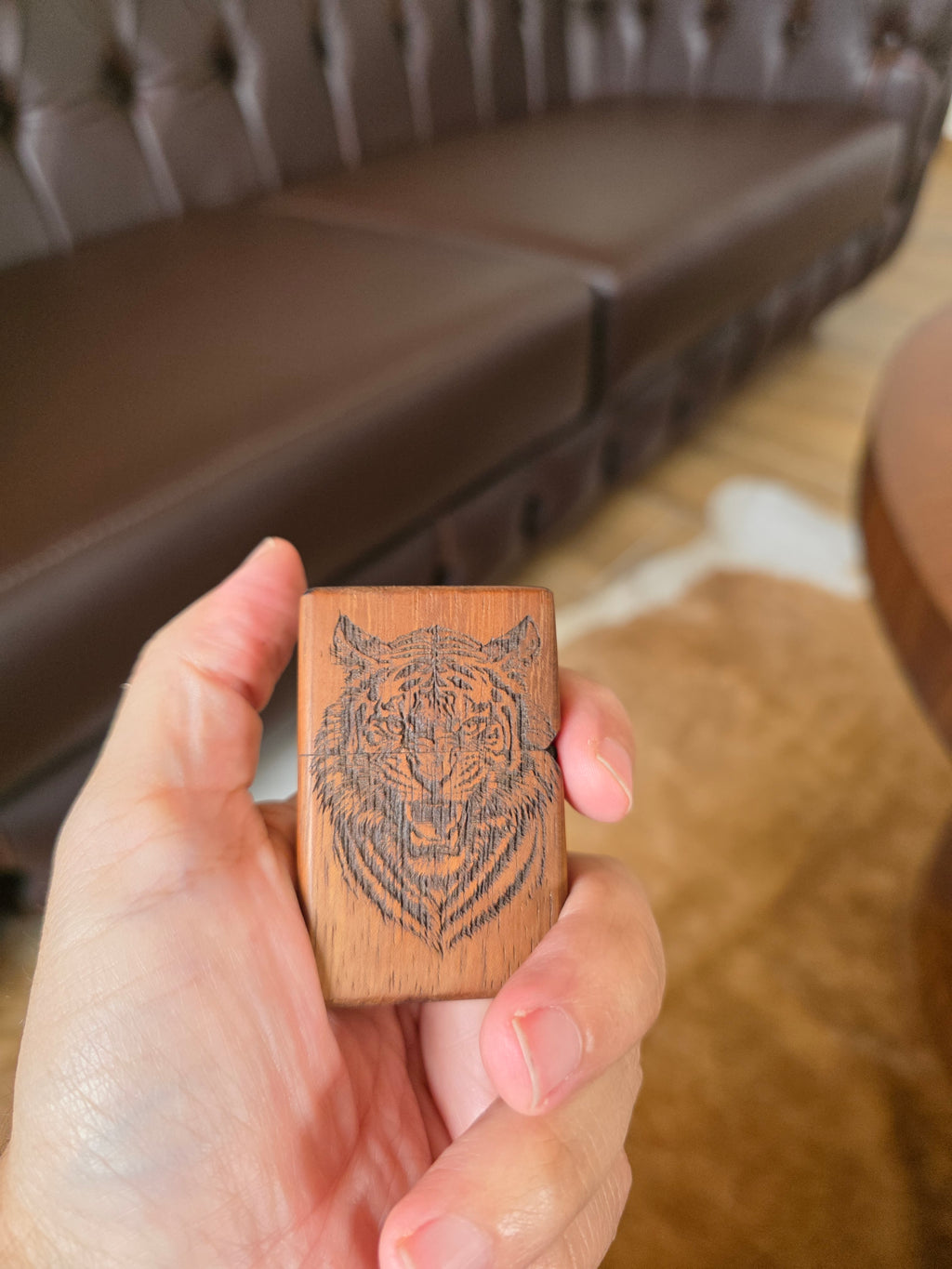 Benzinfeuerzeug aus Iroko Holz überzug. Handarbeit + Gravur.