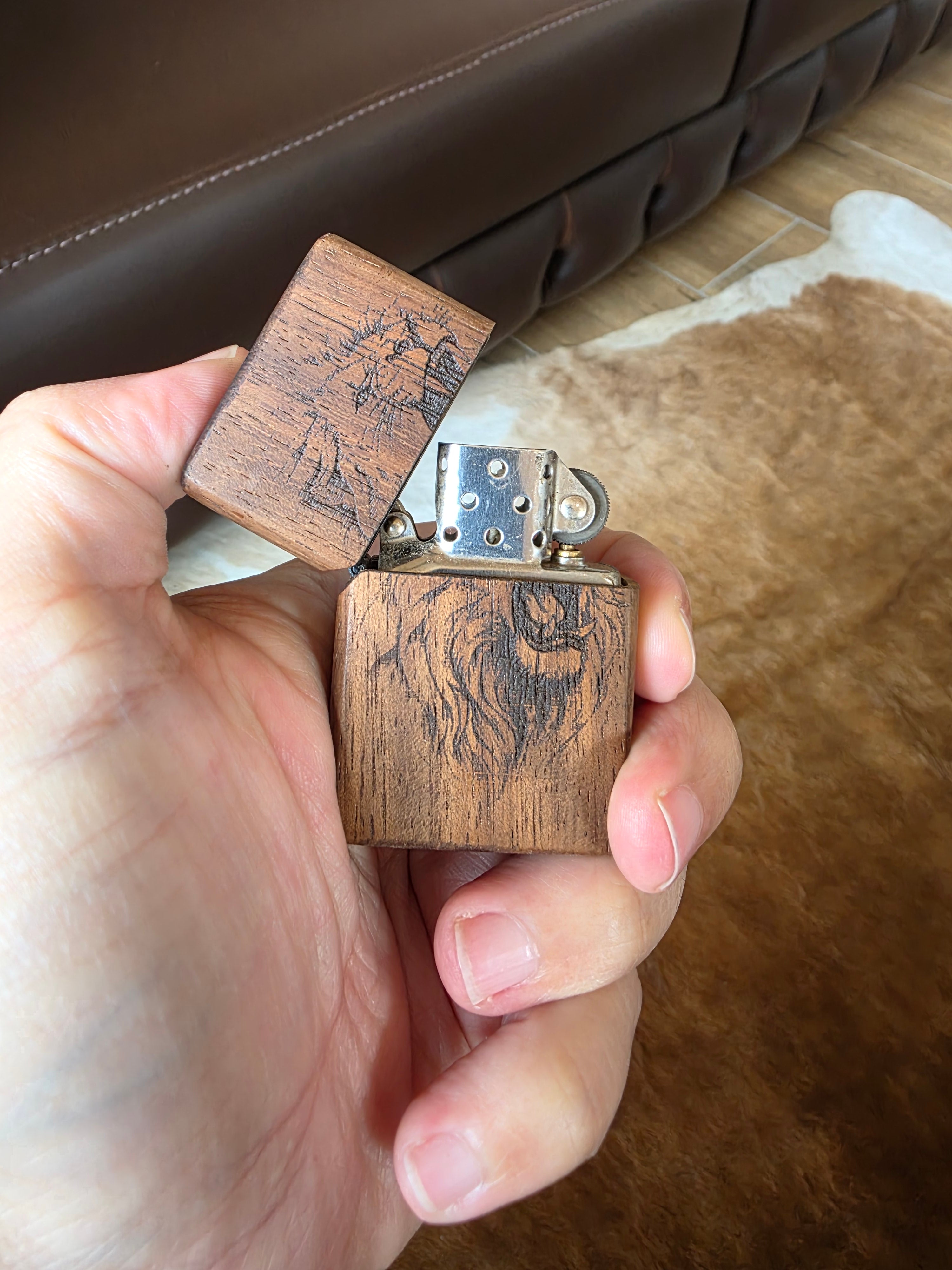 Benzinfeuerzeug aus Iroko Holz Überzug. Handarbeit+Gravur.