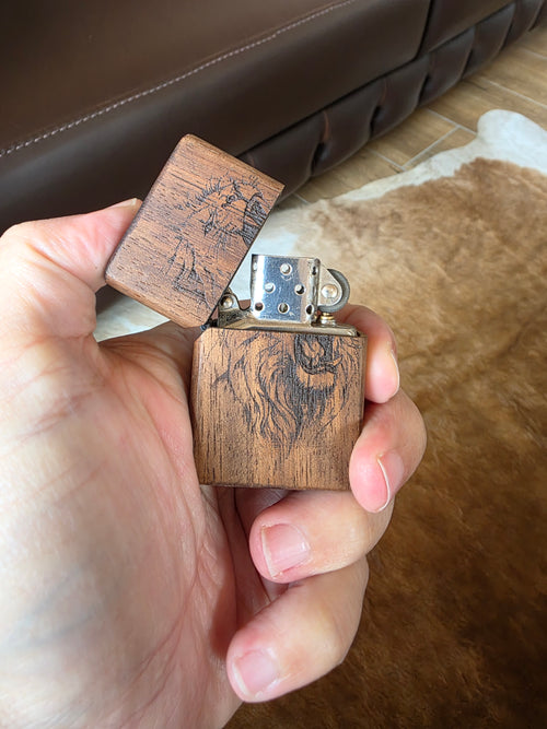 Benzinfeuerzeug aus Iroko Holz Überzug. Handarbeit+Gravur.