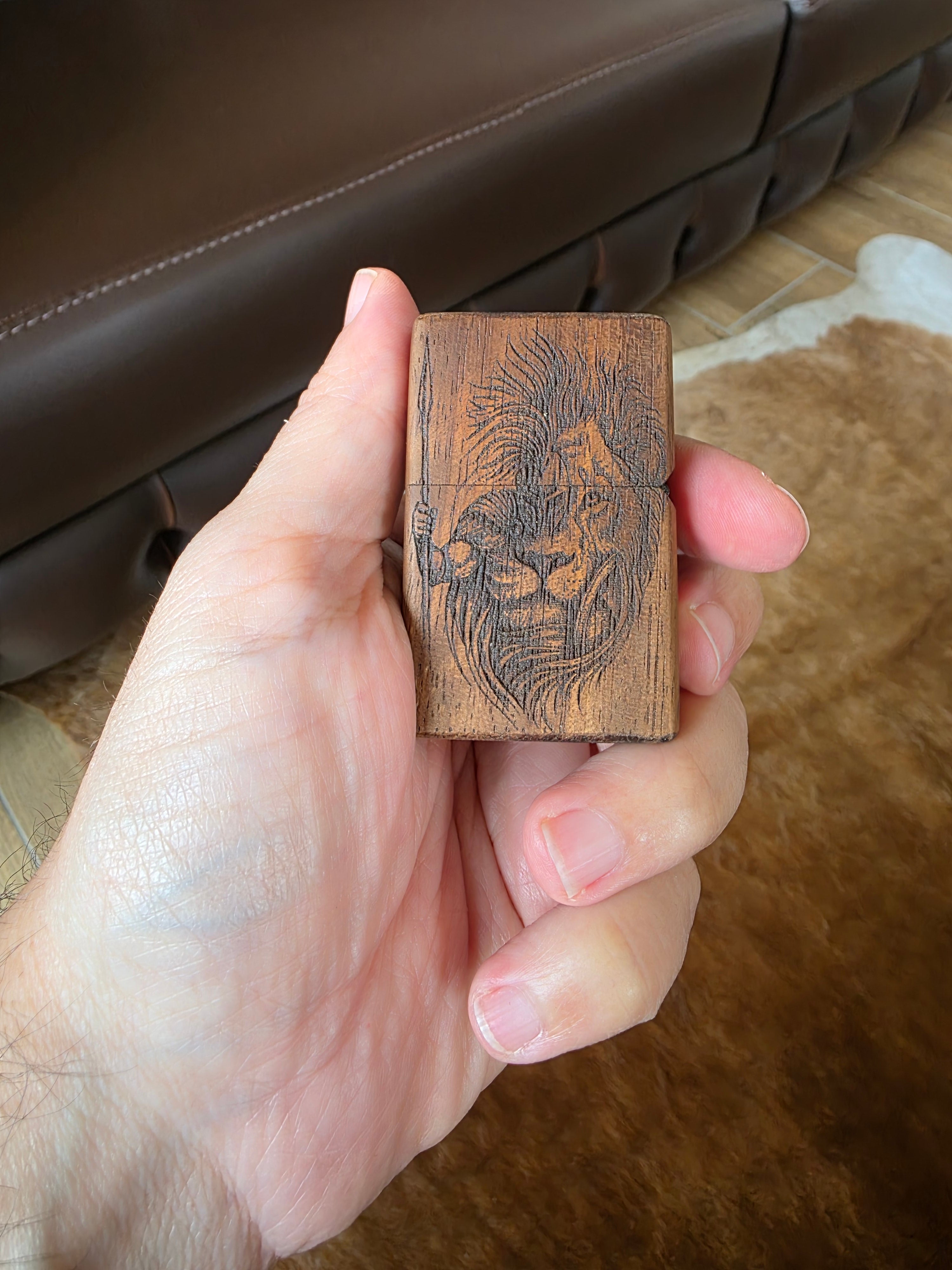 Benzinfeuerzeug aus Iroko Holz Überzug. Handarbeit+Gravur.