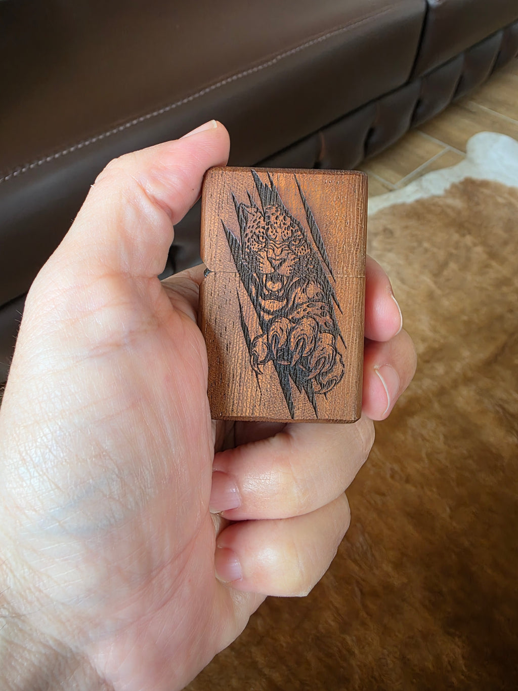 Benzinfeuerzeug aus Iroko Holz überzug. Handarbeit+Gravur.