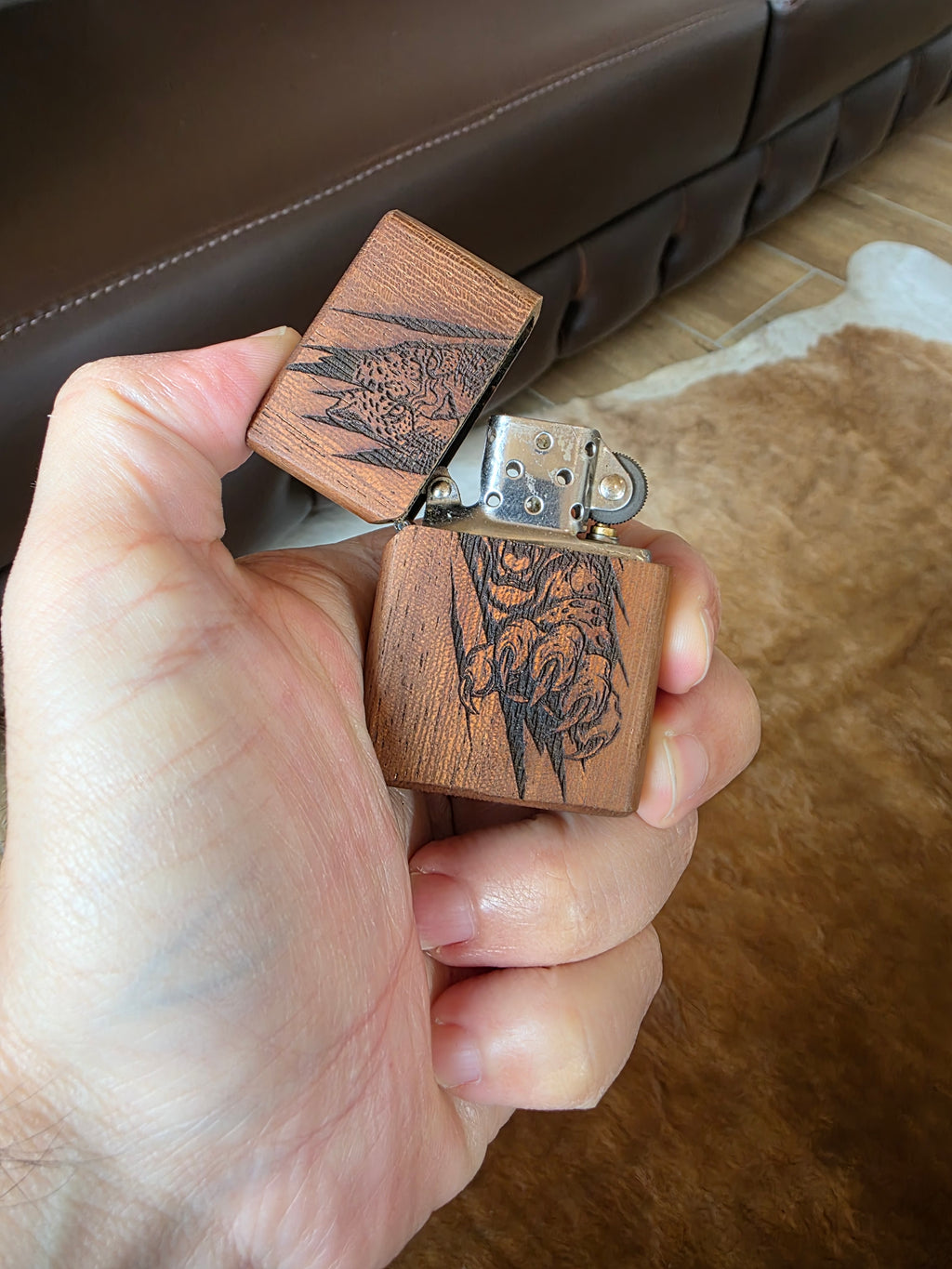 Benzinfeuerzeug aus Iroko Holz überzug. Handarbeit+Gravur.
