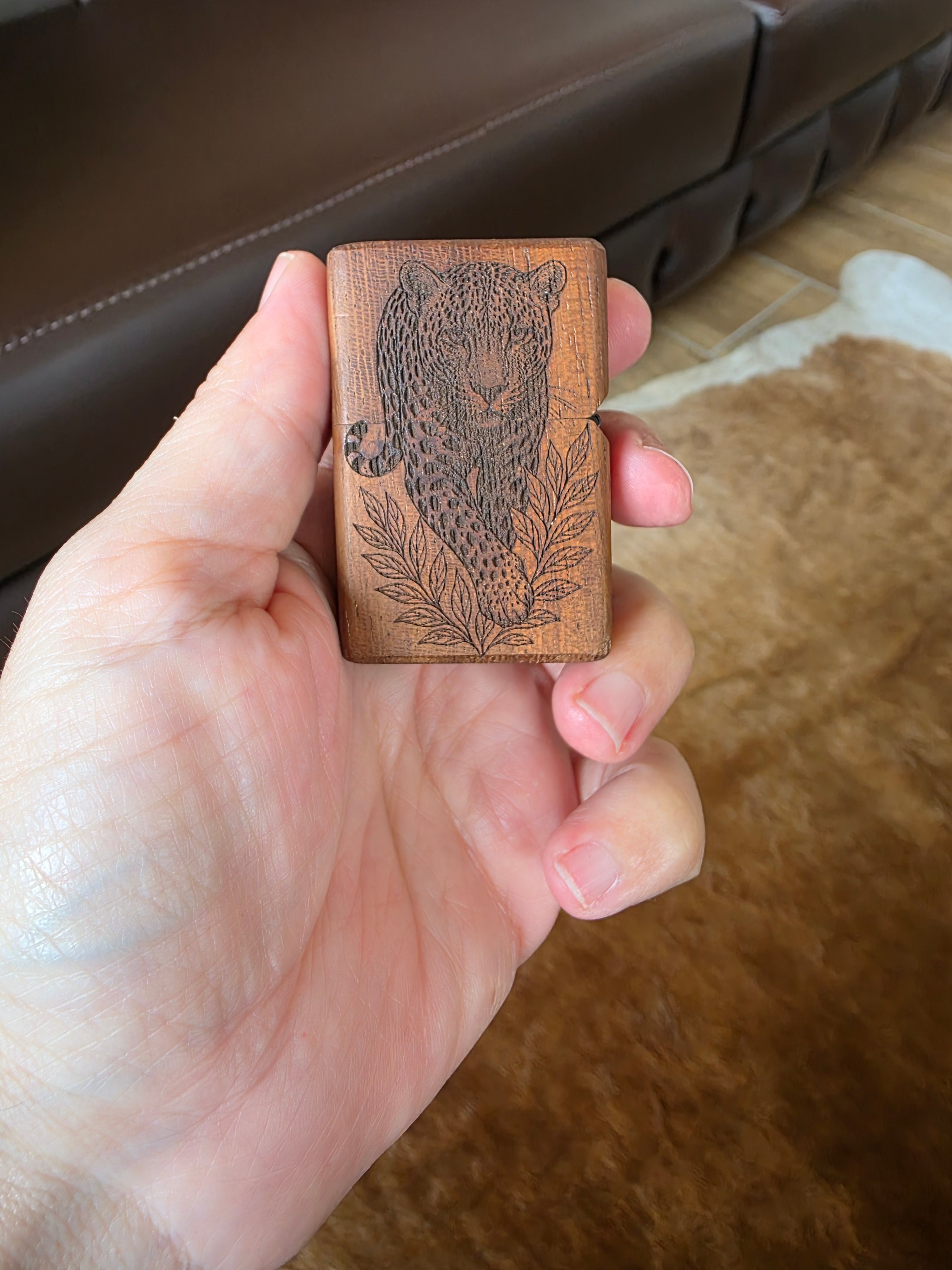 Benzinfeuerzeug aus Iroko Holz überzug. Handarbeit+Gravur.