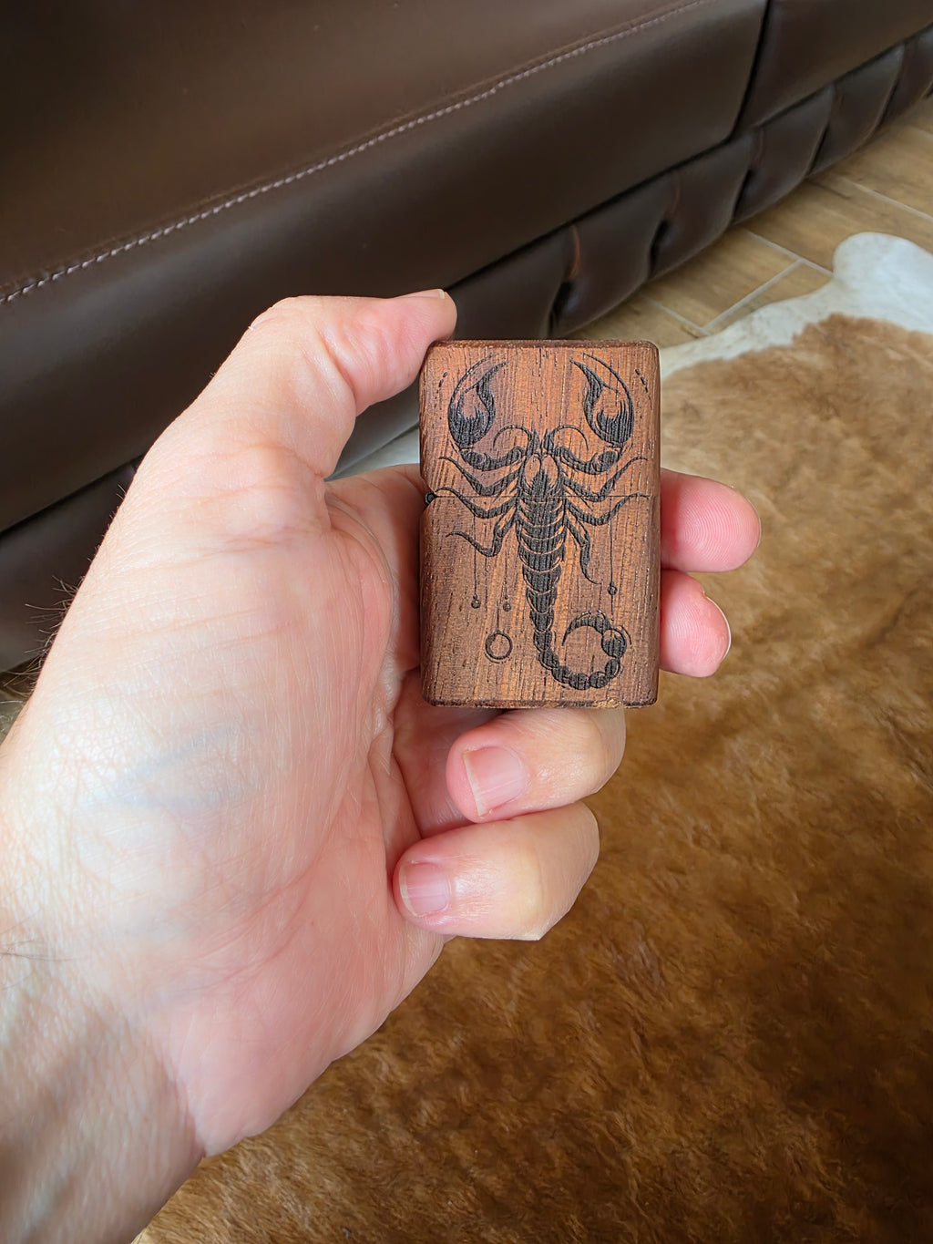 Benzinfeuerzeug aus Iroko Holz überzug. Handarbeit+Gravur.