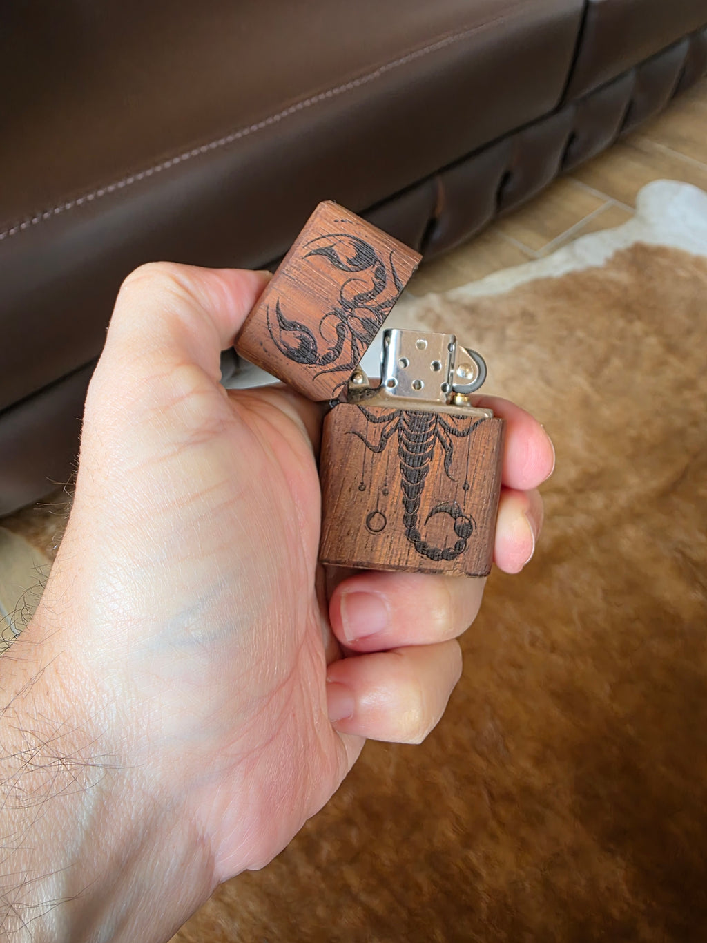 Benzinfeuerzeug aus Iroko Holz überzug. Handarbeit+Gravur.
