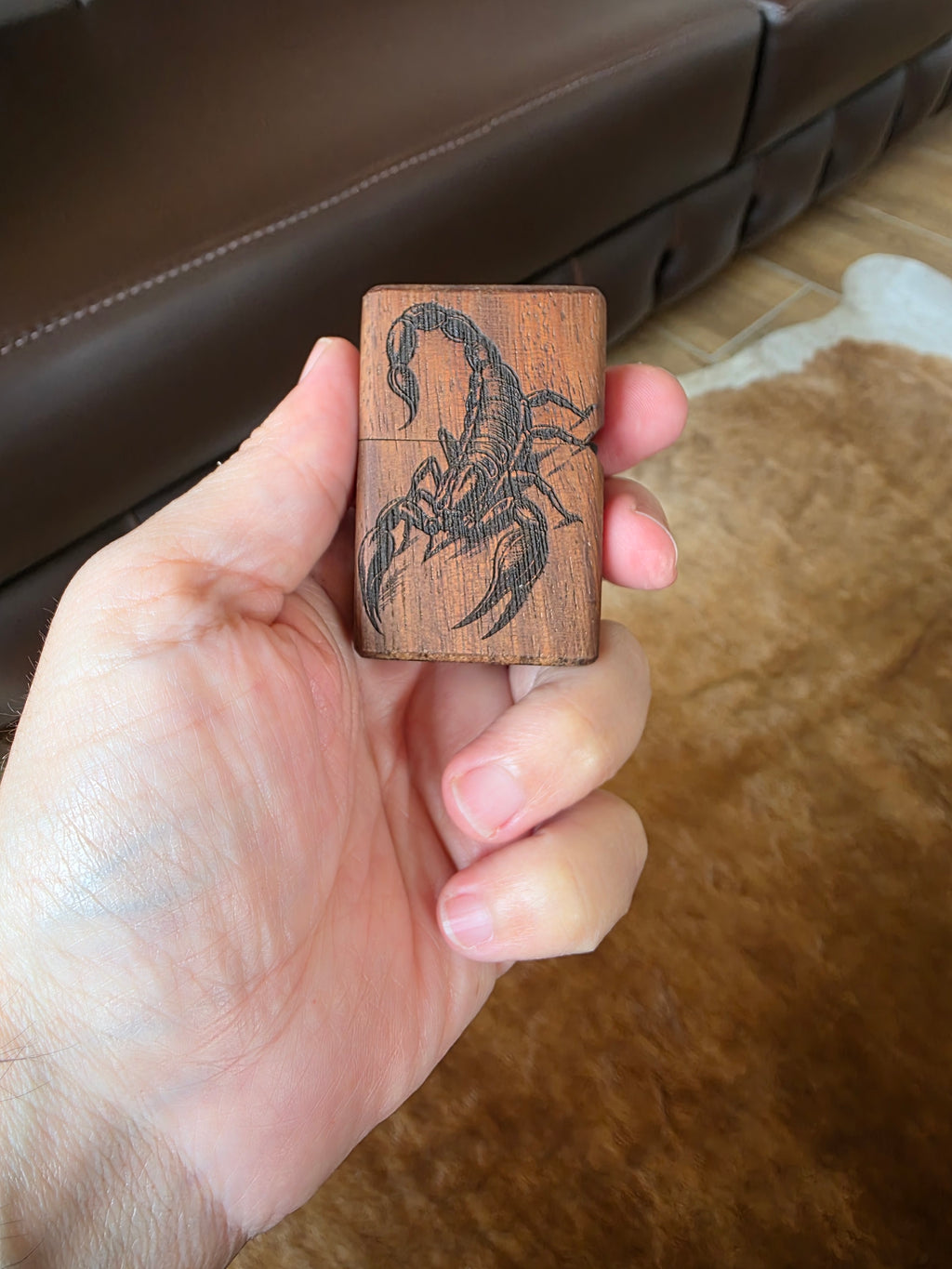 Benzinfeuerzeug aus Iroko Holz überzug. Handarbeit+Gravur.