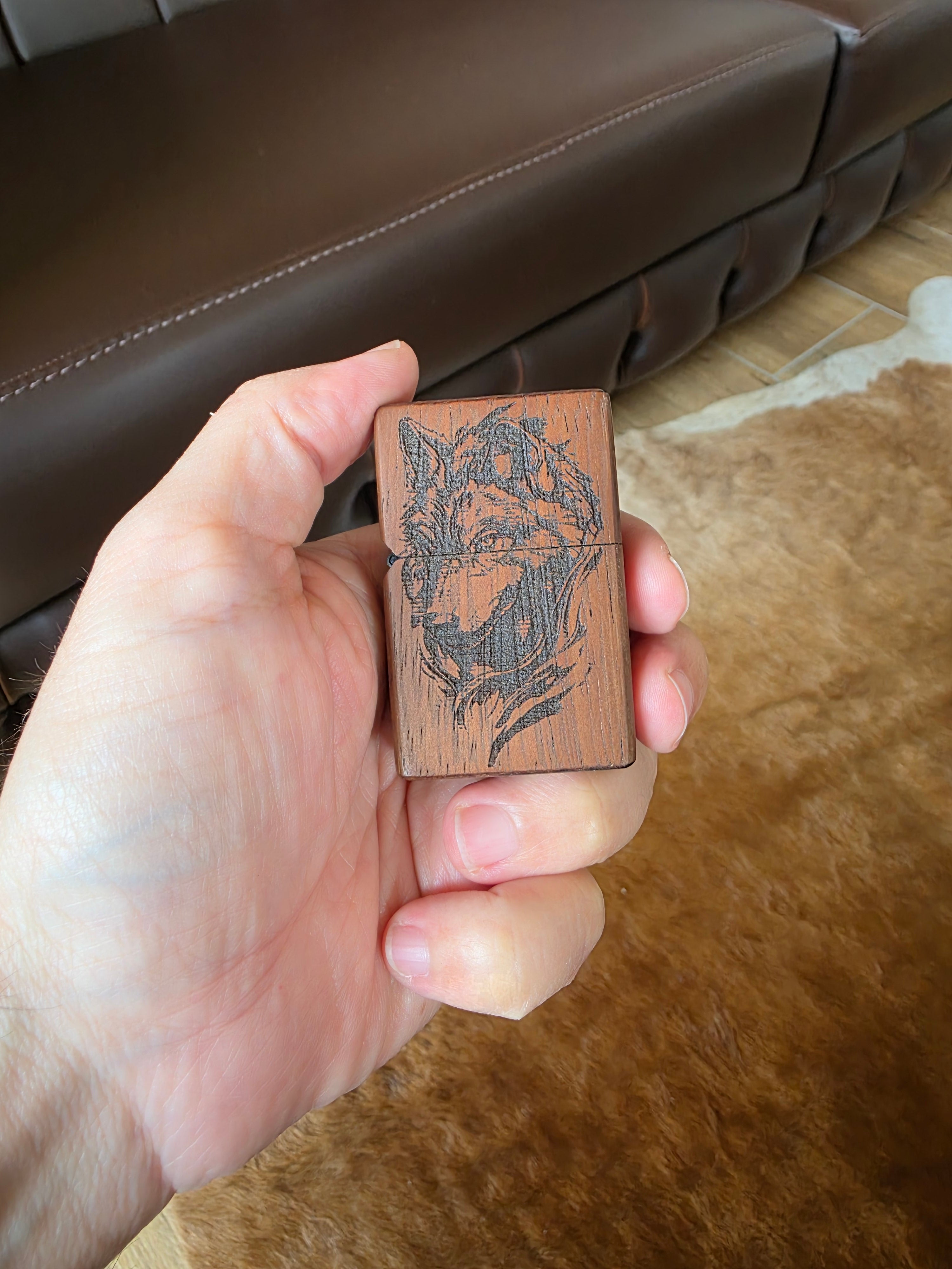 Benzinfeuerzeug aus Iroko Holz überzug. Handarbeit+Gravur.