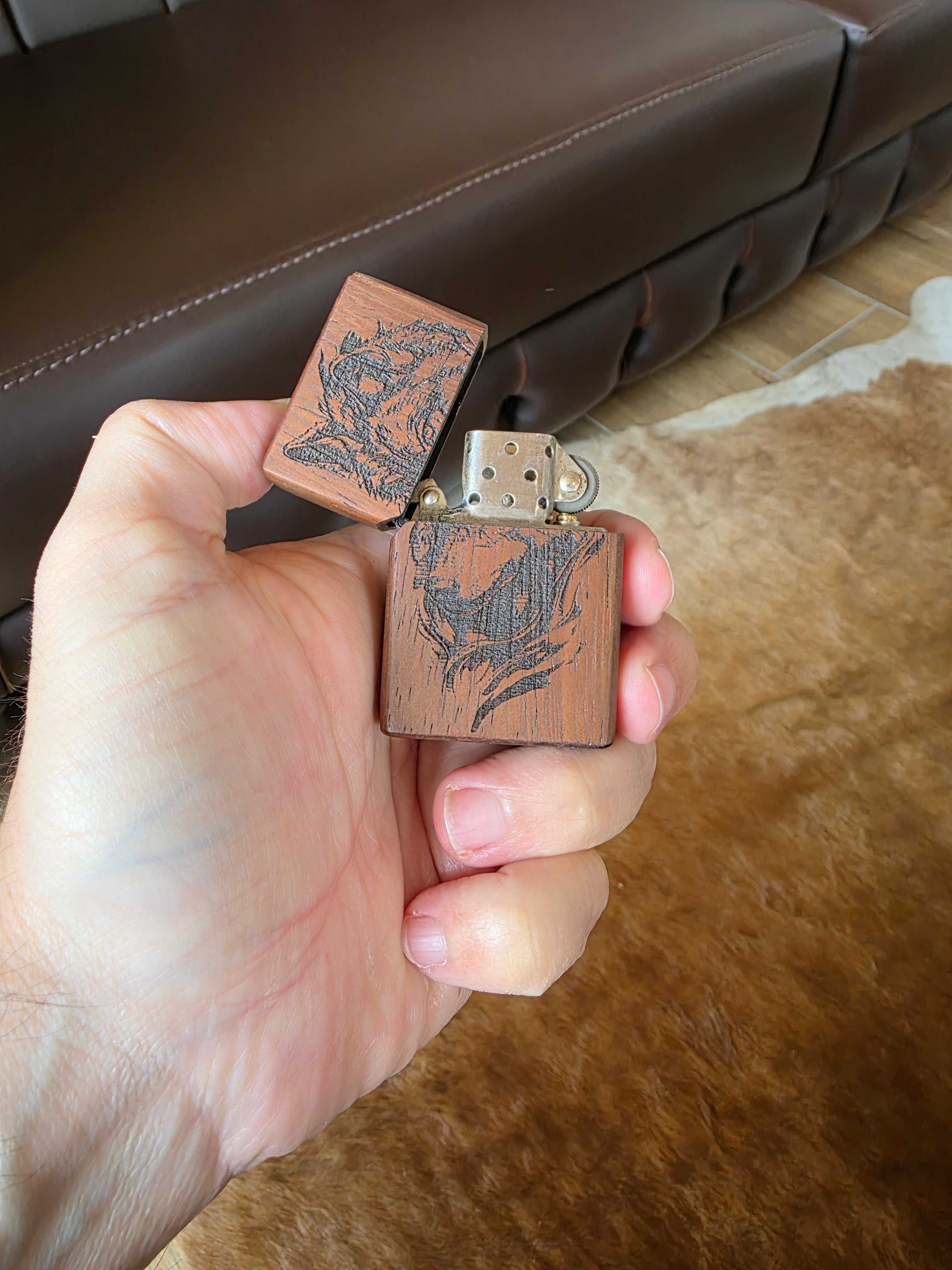 Benzinfeuerzeug aus Iroko Holz überzug. Handarbeit+Gravur.